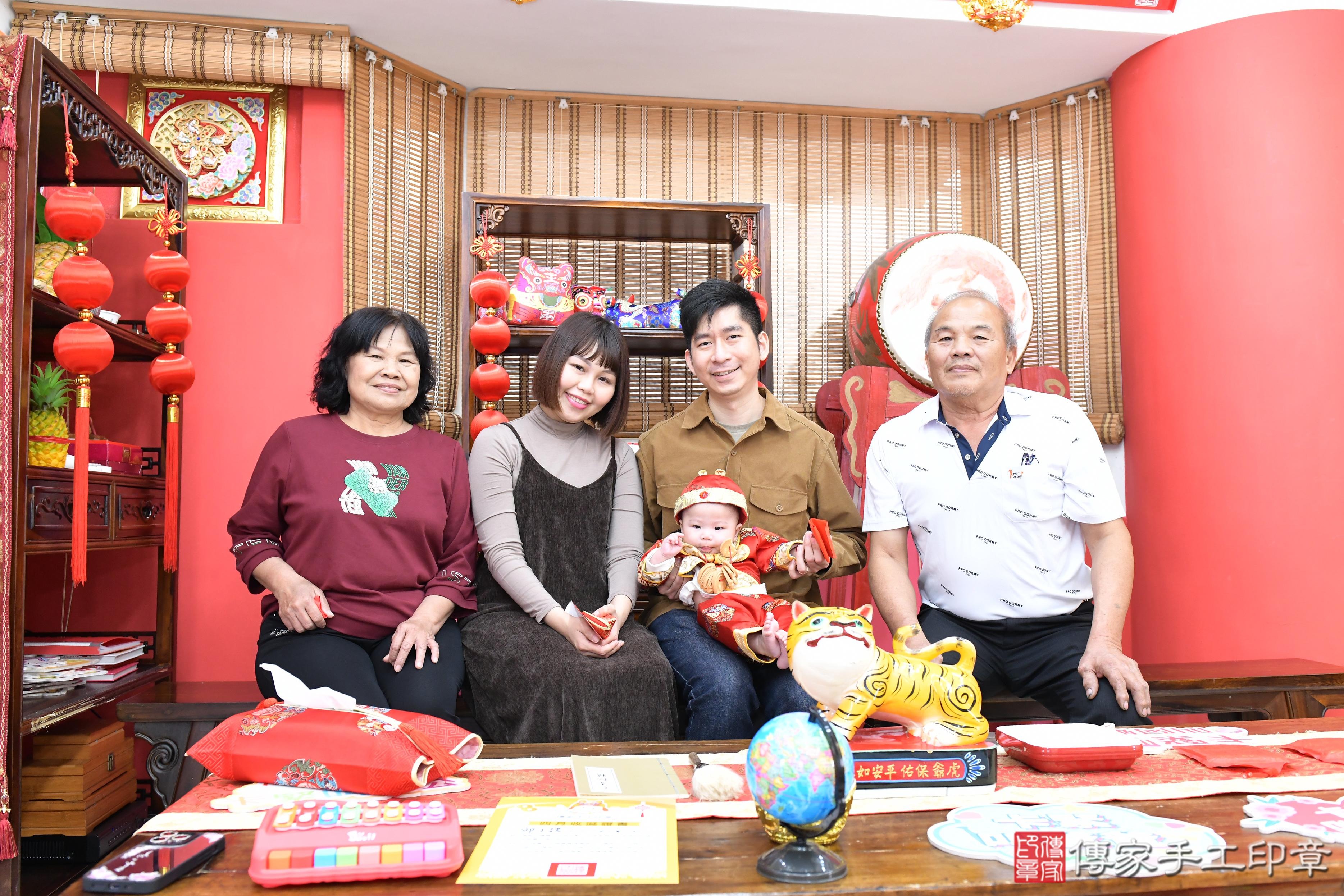 傳家手工印章高雄店、抓周、度脺、美式風會場、傳家嬰兒古禮、吉祥話、抓周道具物品24種、拍照。抓周證書。寶寶抓周、滿周歲、生日快樂、祝福