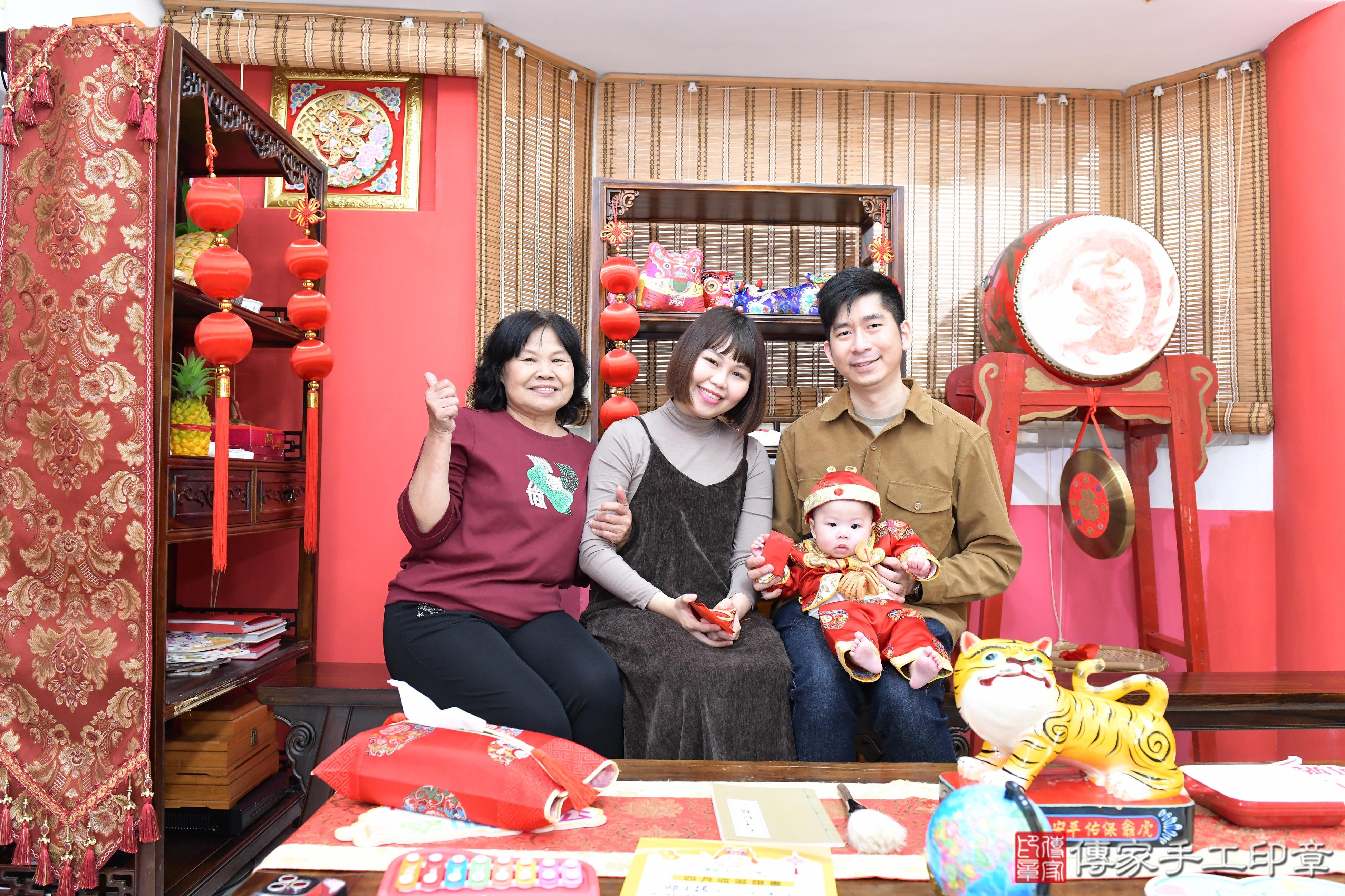 傳家手工印章高雄店、抓周、度脺、美式風會場、傳家嬰兒古禮、吉祥話、抓周道具物品24種、拍照。抓周證書。寶寶抓周、滿周歲、生日快樂、祝福