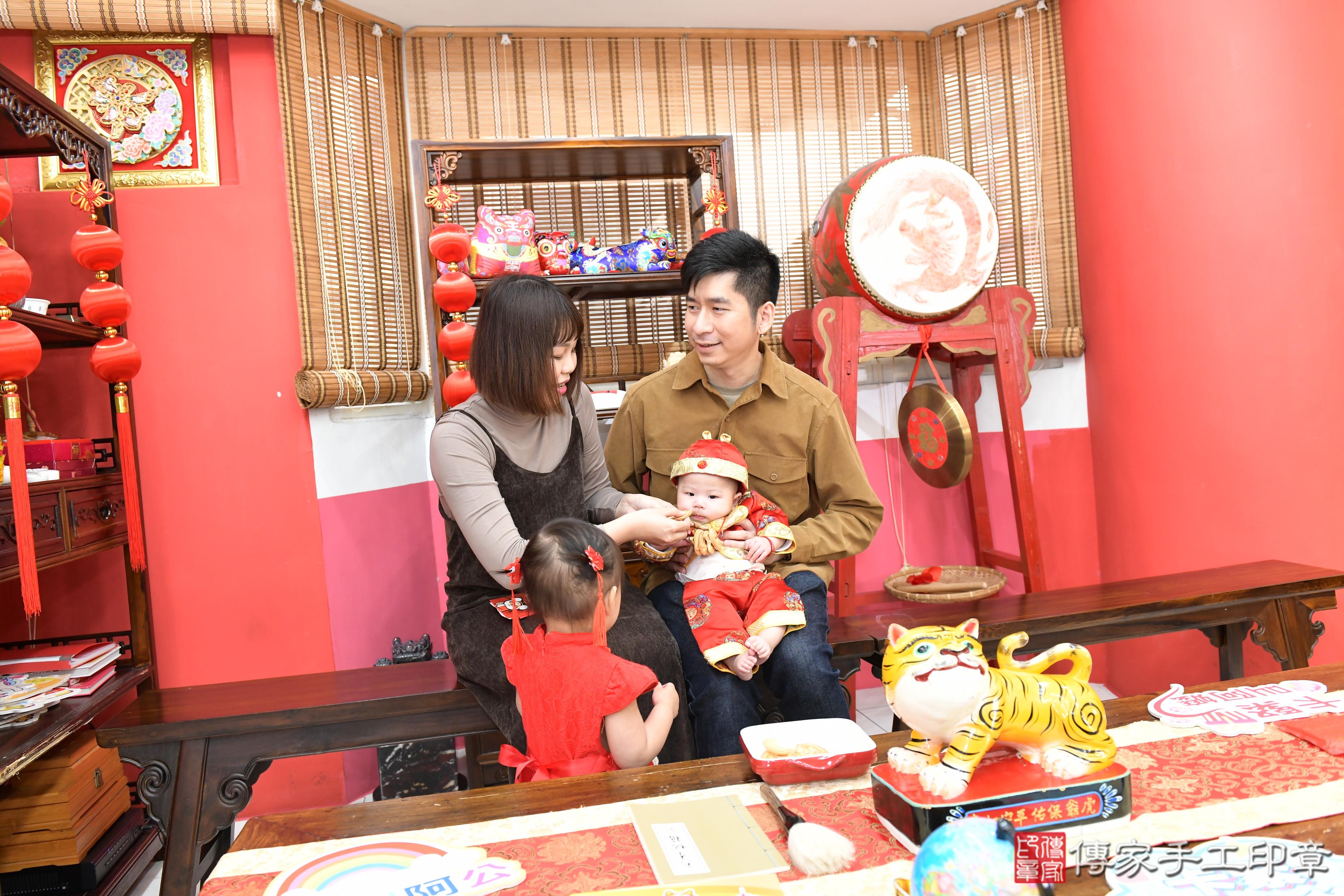 傳家手工印章高雄店、抓周、度脺、美式風會場、傳家嬰兒古禮、吉祥話、抓周道具物品24種、拍照。抓周證書。寶寶抓周、滿周歲、生日快樂、祝福