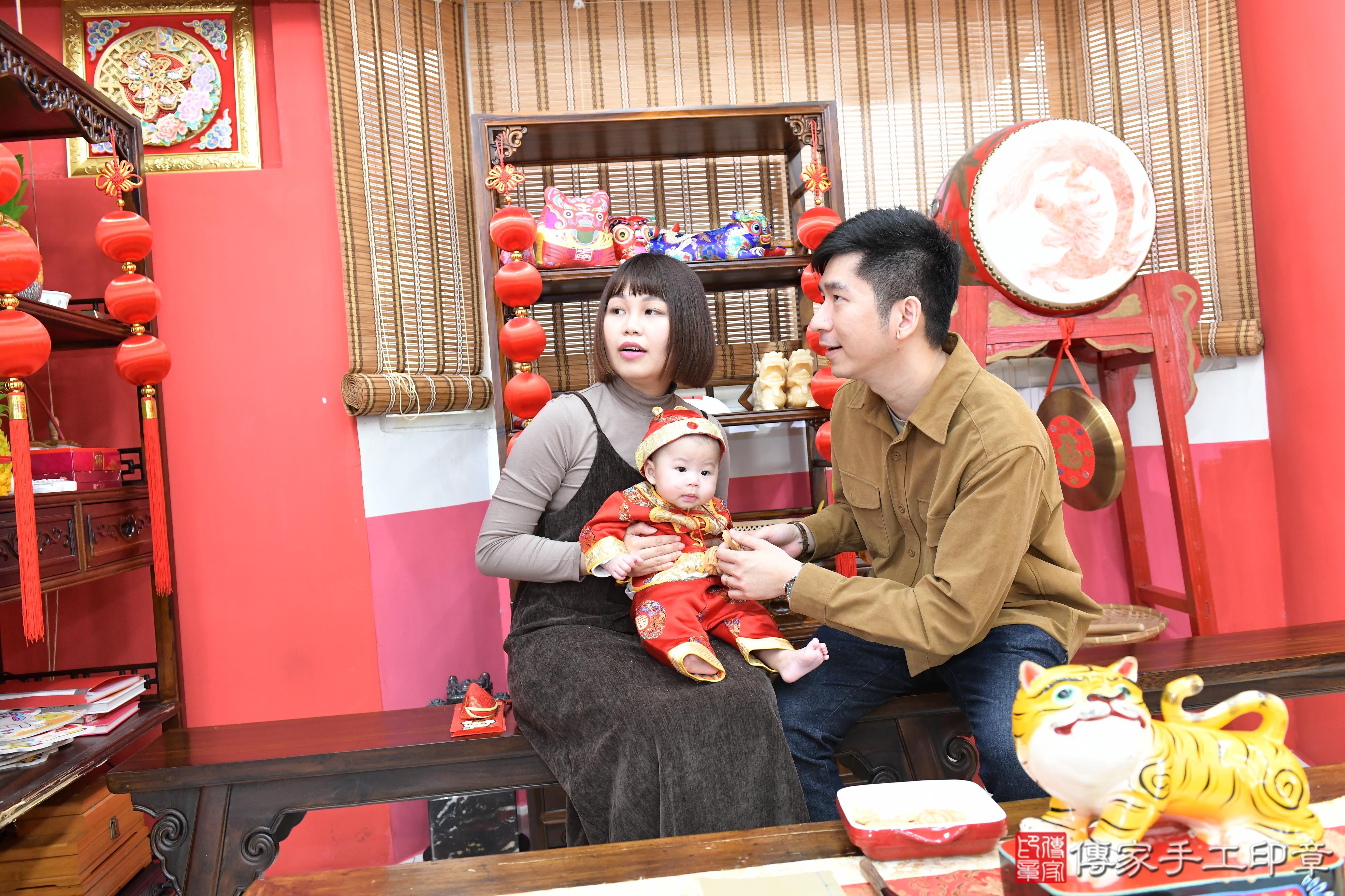 傳家手工印章高雄店、抓周、度脺、美式風會場、傳家嬰兒古禮、吉祥話、抓周道具物品24種、拍照。抓周證書。寶寶抓周、滿周歲、生日快樂、祝福