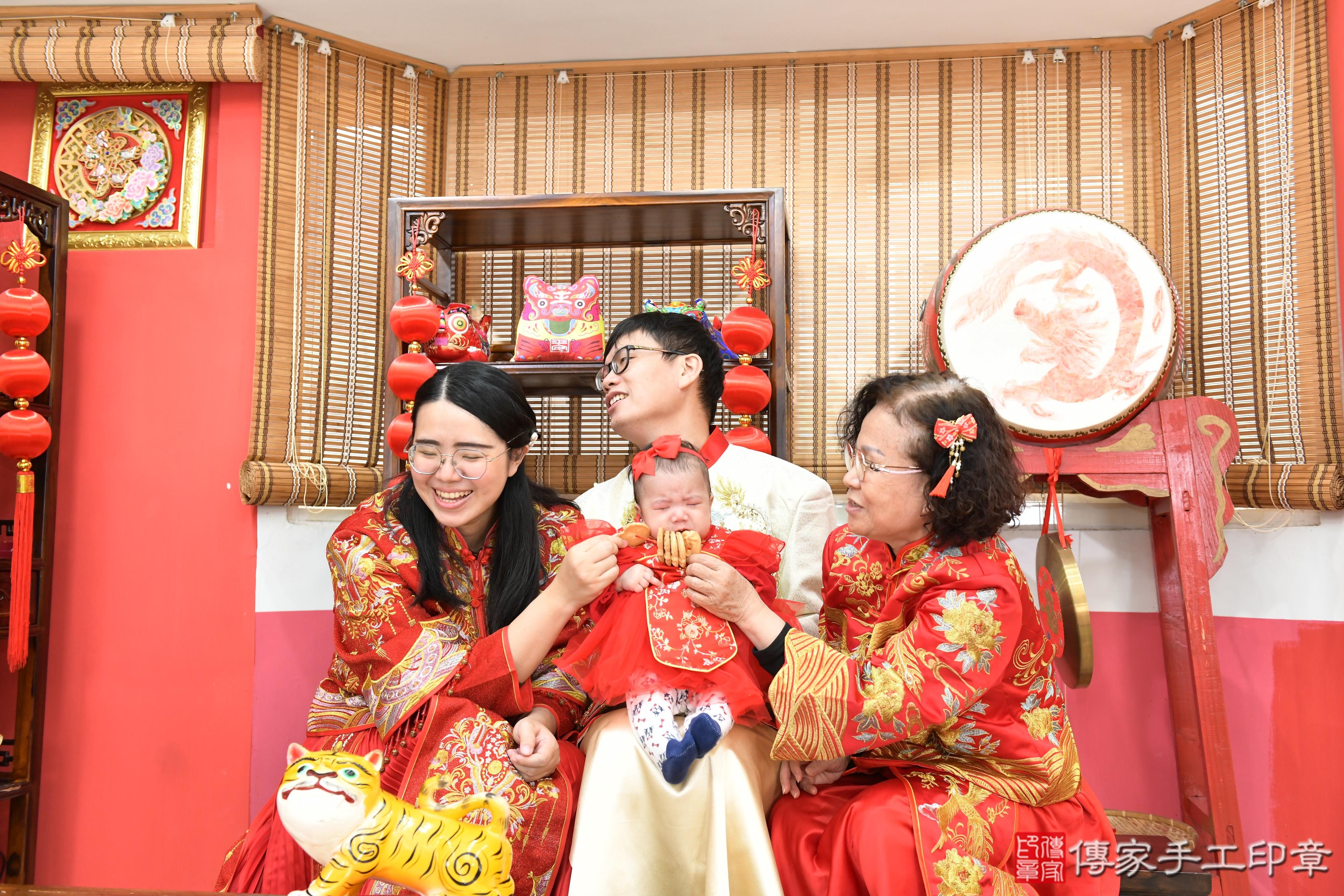 傳家手工印章高雄店、抓周、度脺、美式風會場、傳家嬰兒古禮、吉祥話、抓周道具物品24種、拍照。抓周證書。寶寶抓周、滿周歲、生日快樂、祝福