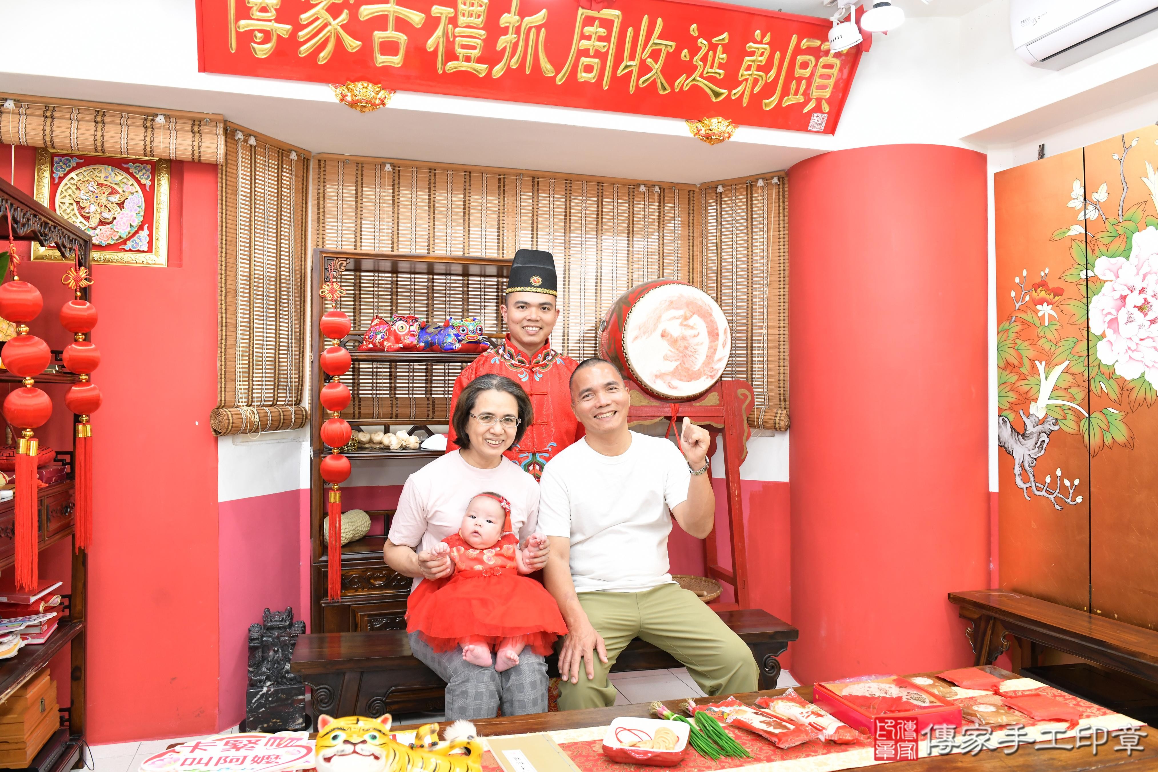 傳家手工印章高雄店、抓周、度脺、美式風會場、傳家嬰兒古禮、吉祥話、抓周道具物品24種、拍照。抓周證書。寶寶抓周、滿周歲、生日快樂、祝福