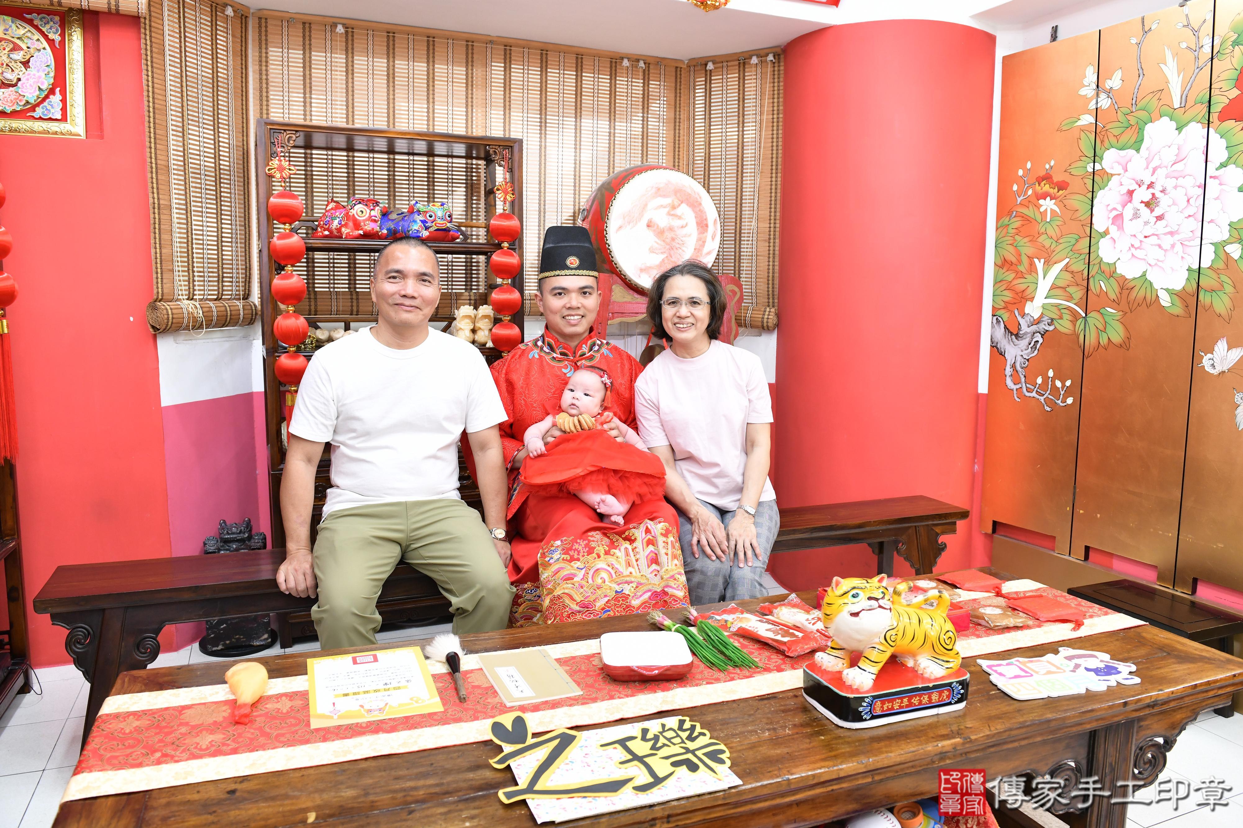 傳家手工印章高雄店、抓周、度脺、美式風會場、傳家嬰兒古禮、吉祥話、抓周道具物品24種、拍照。抓周證書。寶寶抓周、滿周歲、生日快樂、祝福