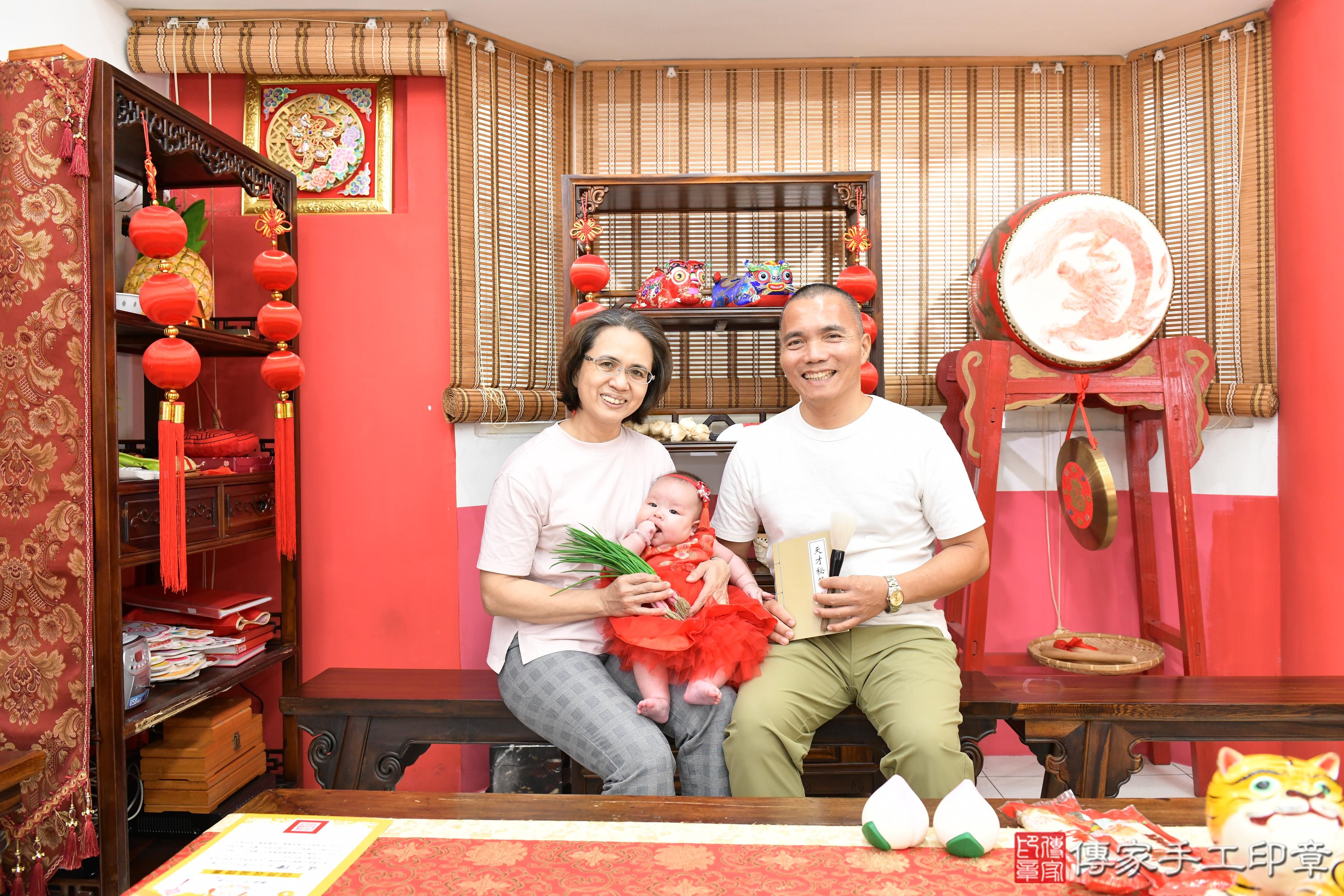 傳家手工印章高雄店、抓周、度脺、美式風會場、傳家嬰兒古禮、吉祥話、抓周道具物品24種、拍照。抓周證書。寶寶抓周、滿周歲、生日快樂、祝福