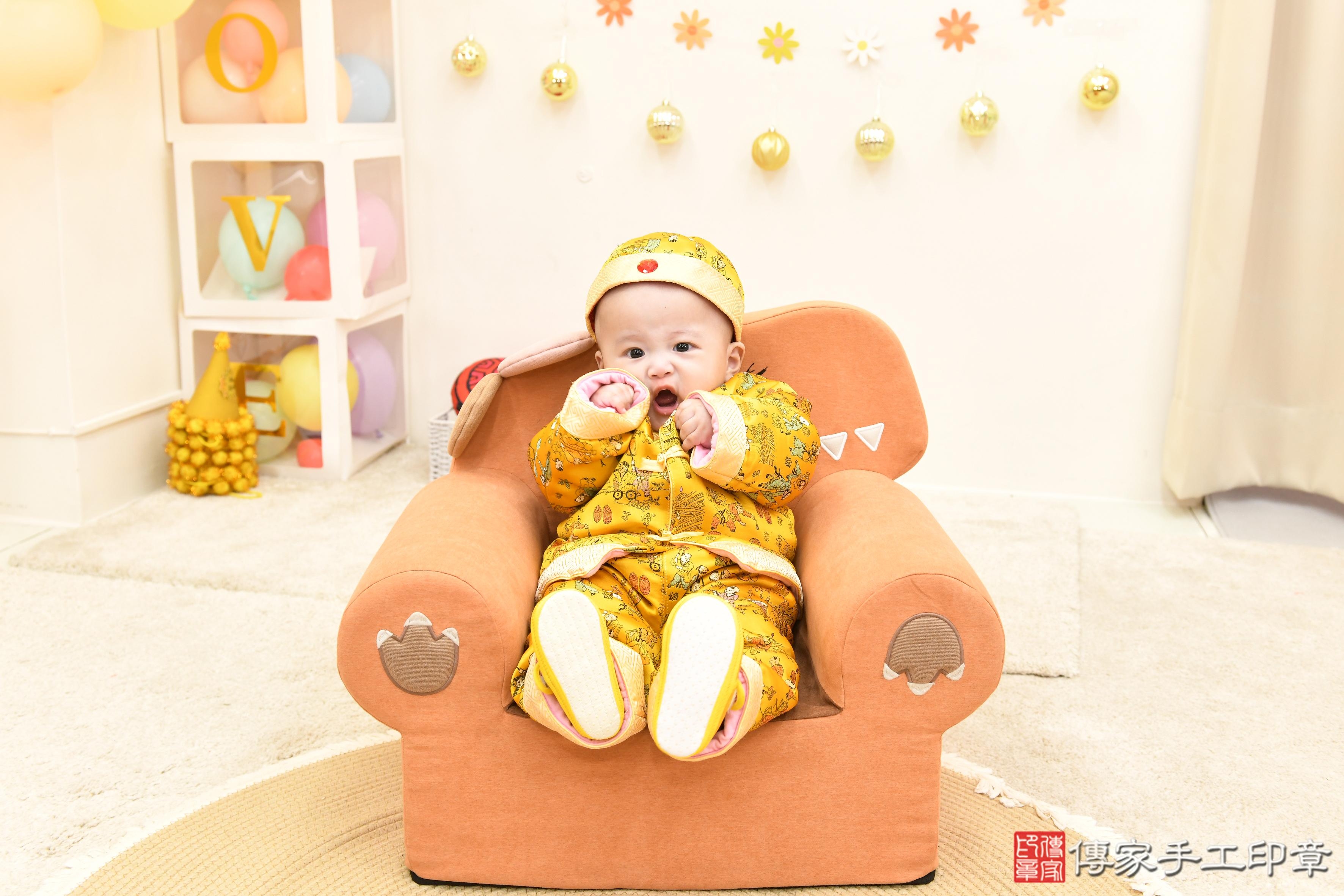 傳家手工印章高雄店、抓周、度脺、美式風會場、傳家嬰兒古禮、吉祥話、抓周道具物品24種、拍照。抓周證書。寶寶抓周、滿周歲、生日快樂、祝福