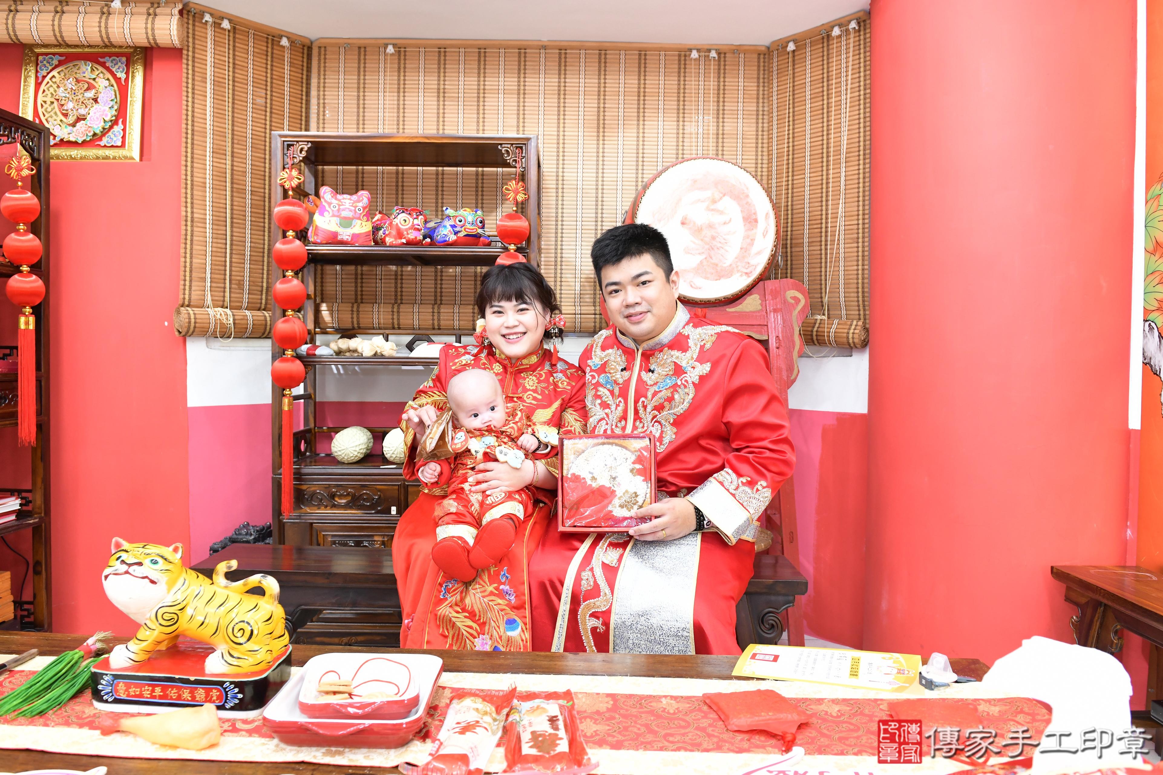 傳家手工印章高雄店、抓周、度脺、美式風會場、傳家嬰兒古禮、吉祥話、抓周道具物品24種、拍照。抓周證書。寶寶抓周、滿周歲、生日快樂、祝福