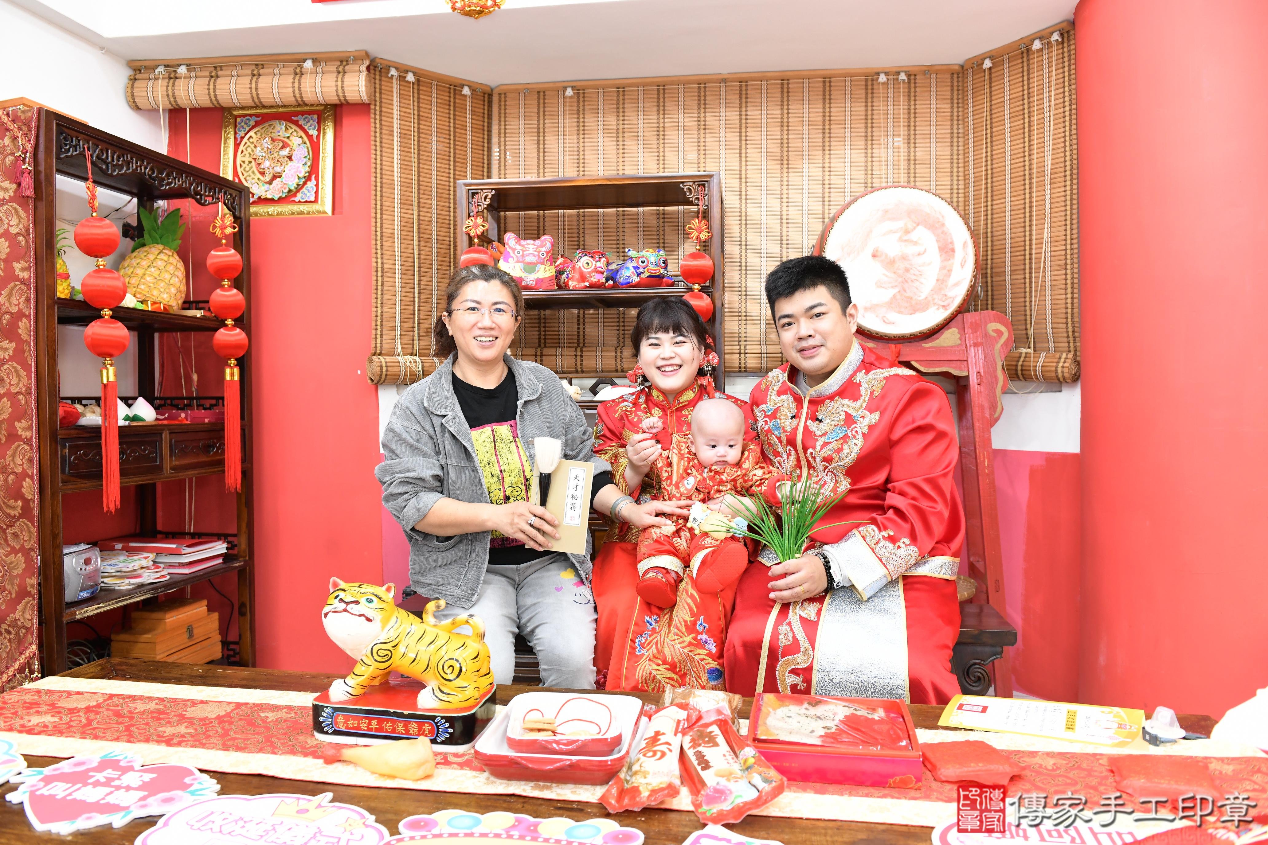 傳家手工印章高雄店、抓周、度脺、美式風會場、傳家嬰兒古禮、吉祥話、抓周道具物品24種、拍照。抓周證書。寶寶抓周、滿周歲、生日快樂、祝福