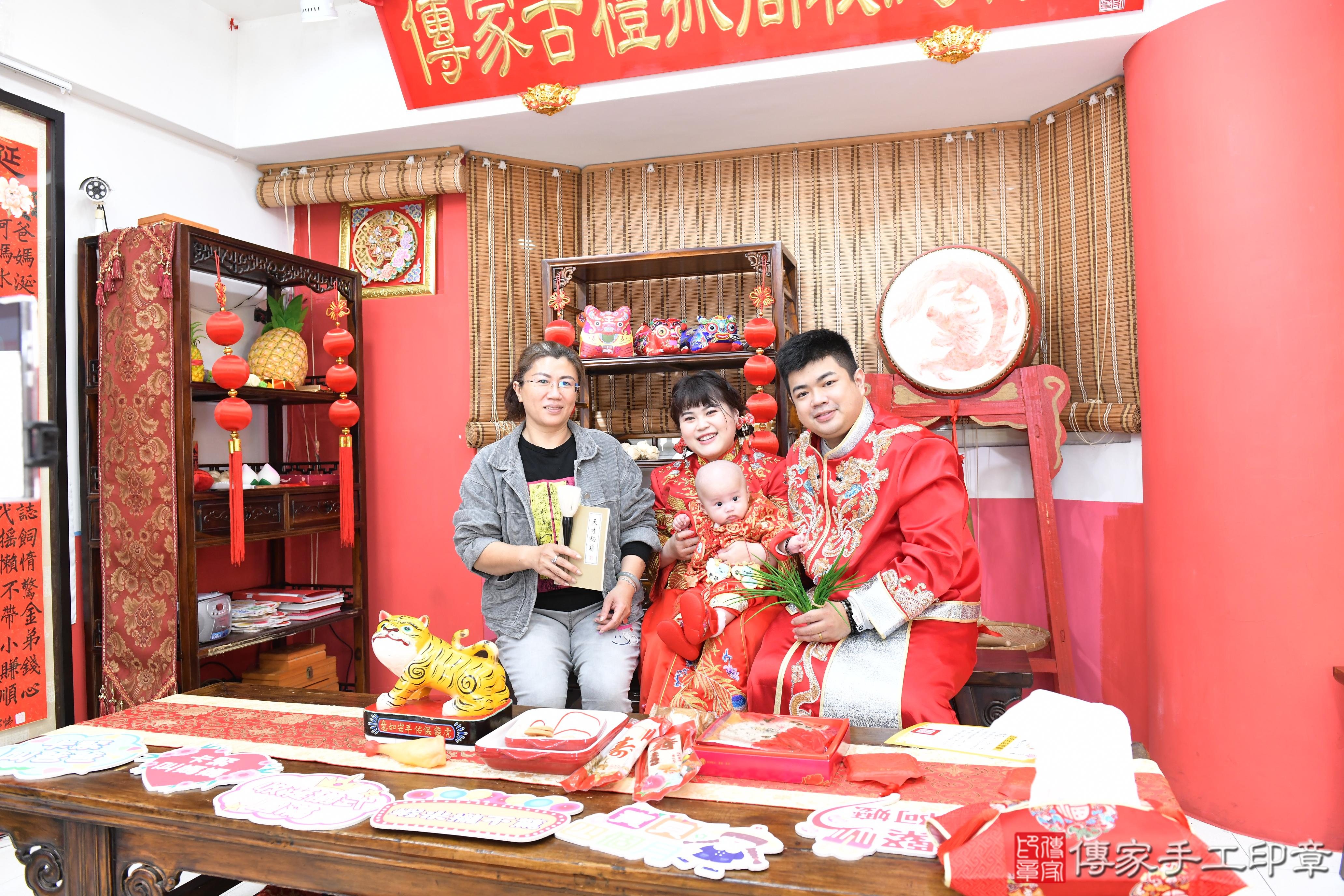 傳家手工印章高雄店、抓周、度脺、美式風會場、傳家嬰兒古禮、吉祥話、抓周道具物品24種、拍照。抓周證書。寶寶抓周、滿周歲、生日快樂、祝福