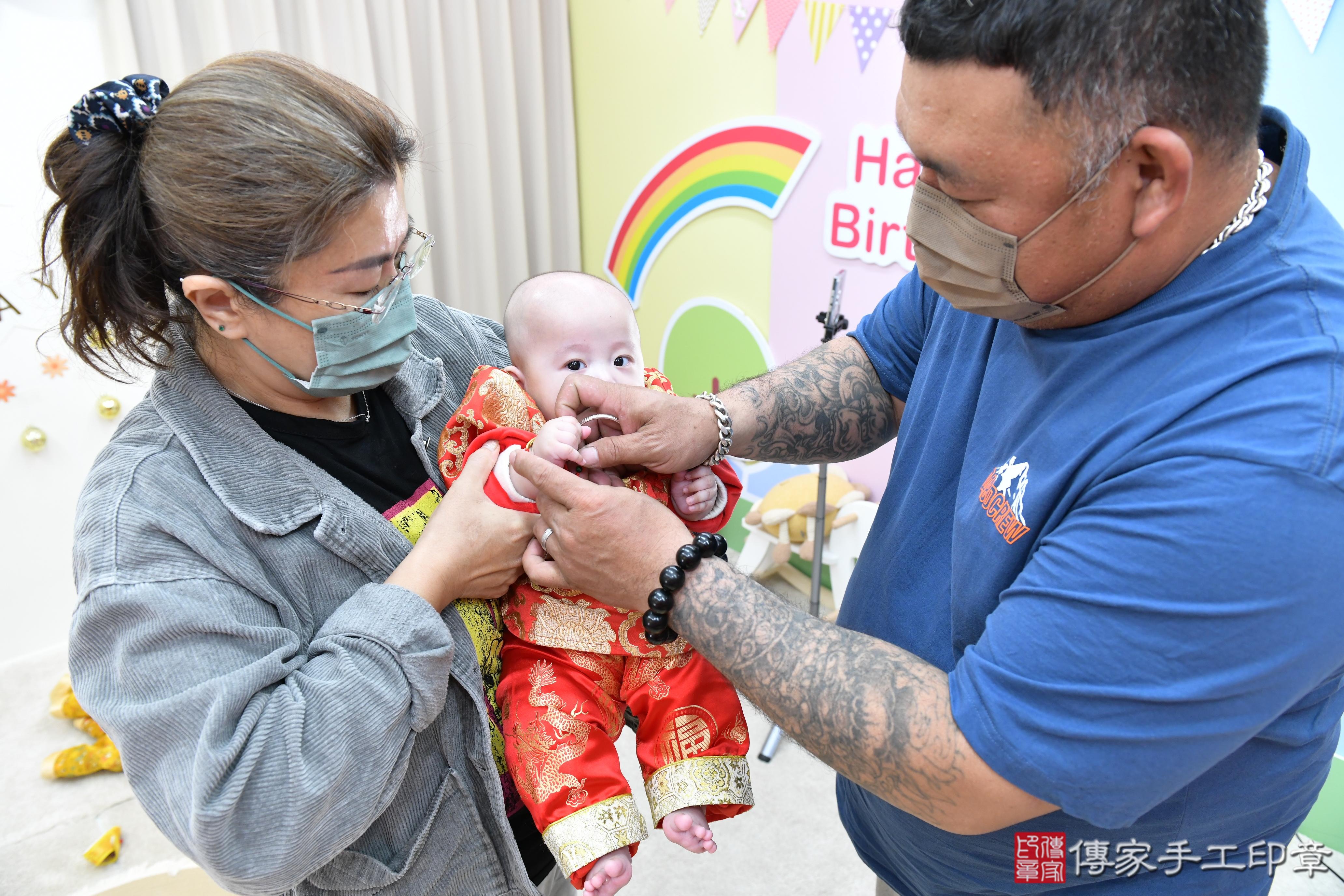 傳家手工印章高雄店、抓周、度脺、美式風會場、傳家嬰兒古禮、吉祥話、抓周道具物品24種、拍照。抓周證書。寶寶抓周、滿周歲、生日快樂、祝福