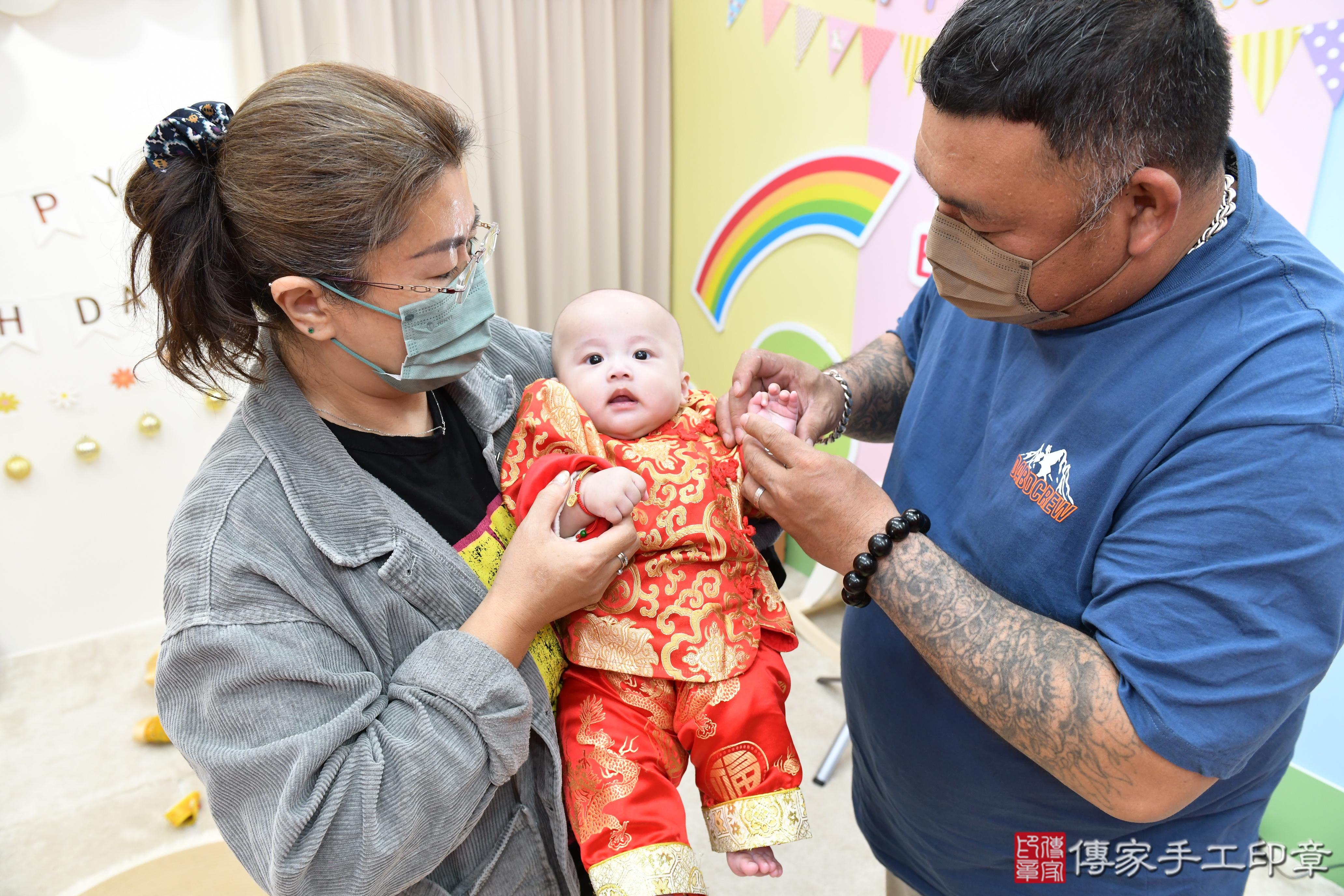 傳家手工印章高雄店、抓周、度脺、美式風會場、傳家嬰兒古禮、吉祥話、抓周道具物品24種、拍照。抓周證書。寶寶抓周、滿周歲、生日快樂、祝福