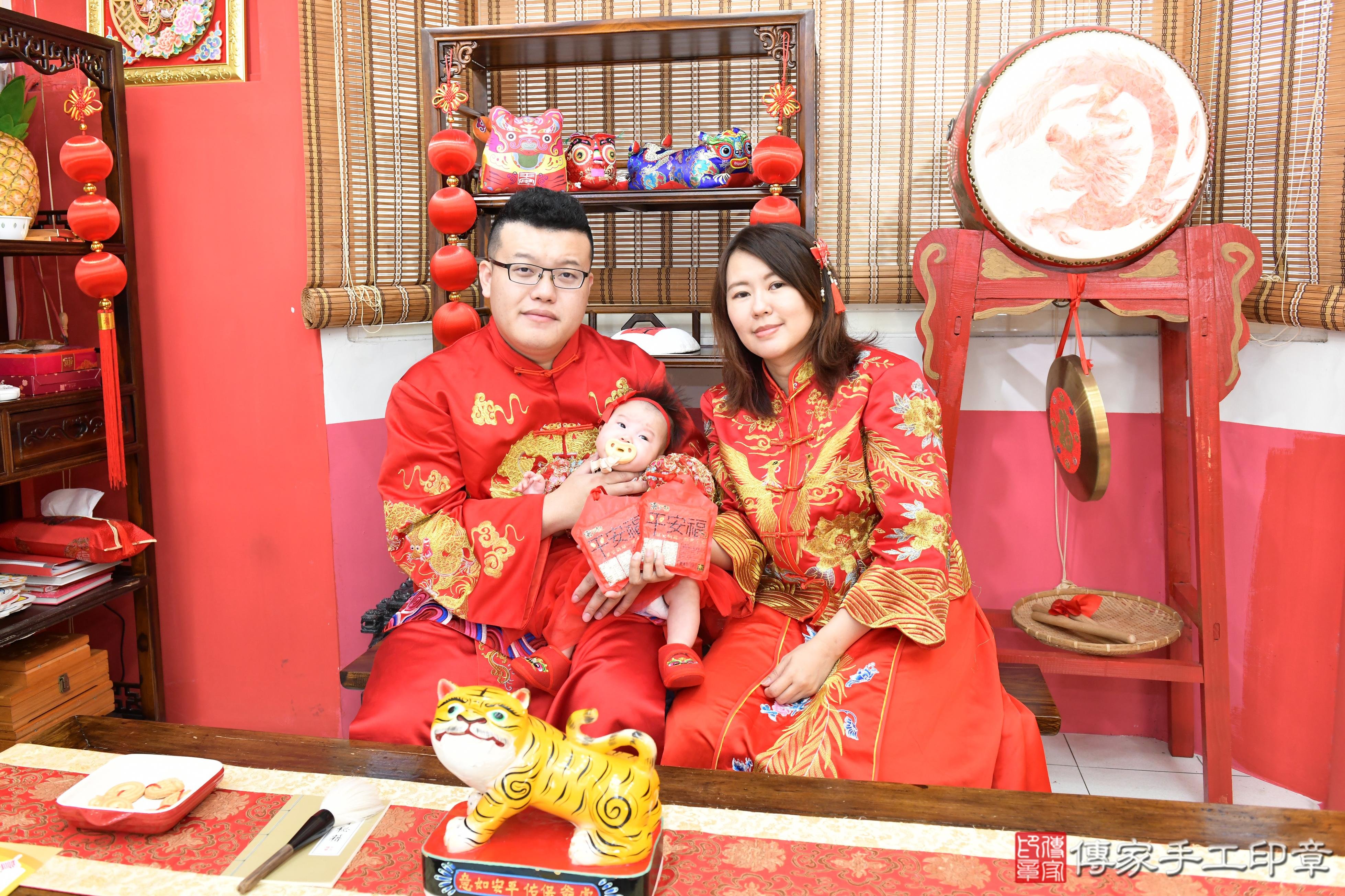 傳家手工印章高雄店、抓周、度脺、美式風會場、傳家嬰兒古禮、吉祥話、抓周道具物品24種、拍照。抓周證書。寶寶抓周、滿周歲、生日快樂、祝福