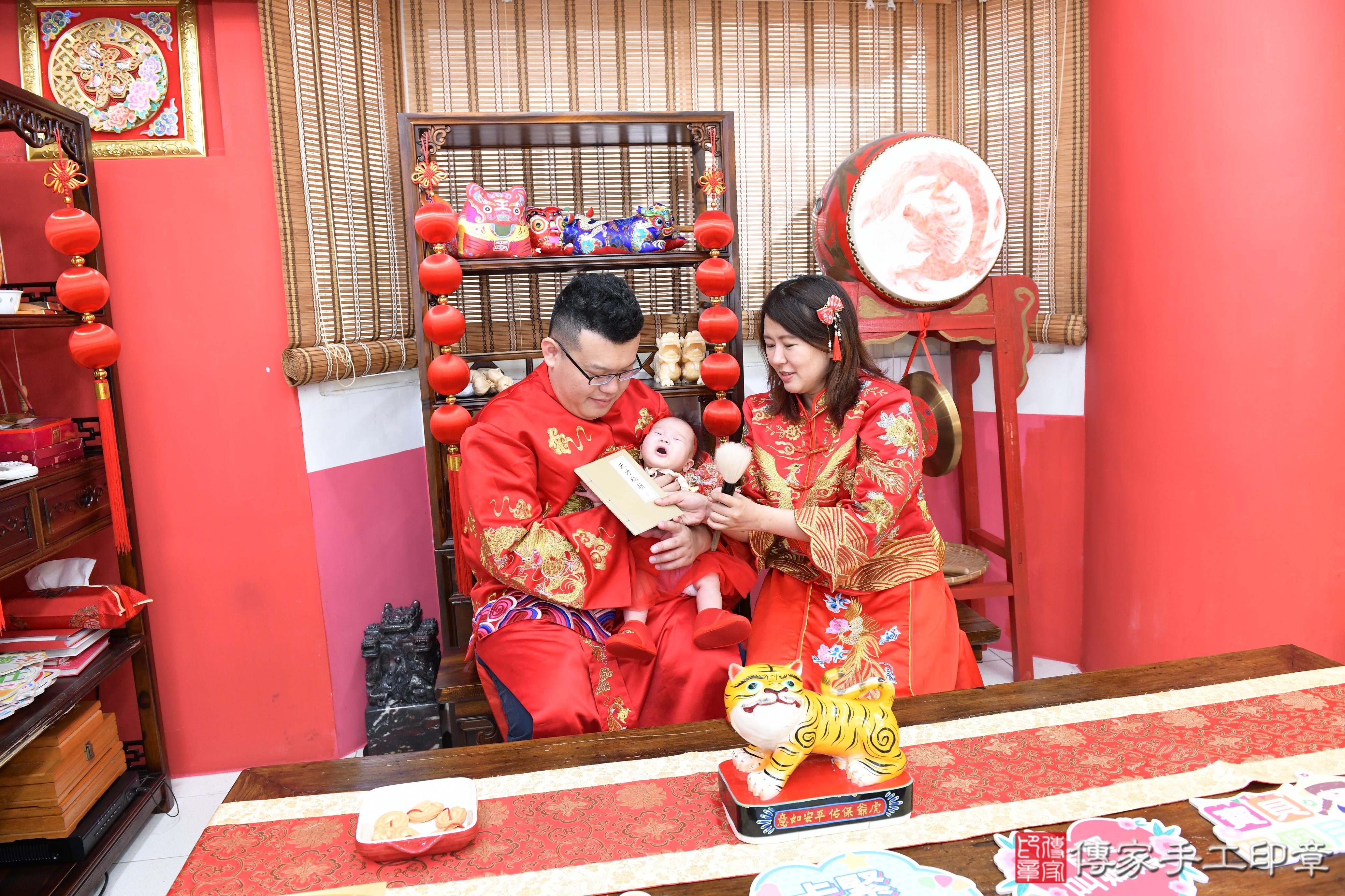 傳家手工印章高雄店、抓周、度脺、美式風會場、傳家嬰兒古禮、吉祥話、抓周道具物品24種、拍照。抓周證書。寶寶抓周、滿周歲、生日快樂、祝福