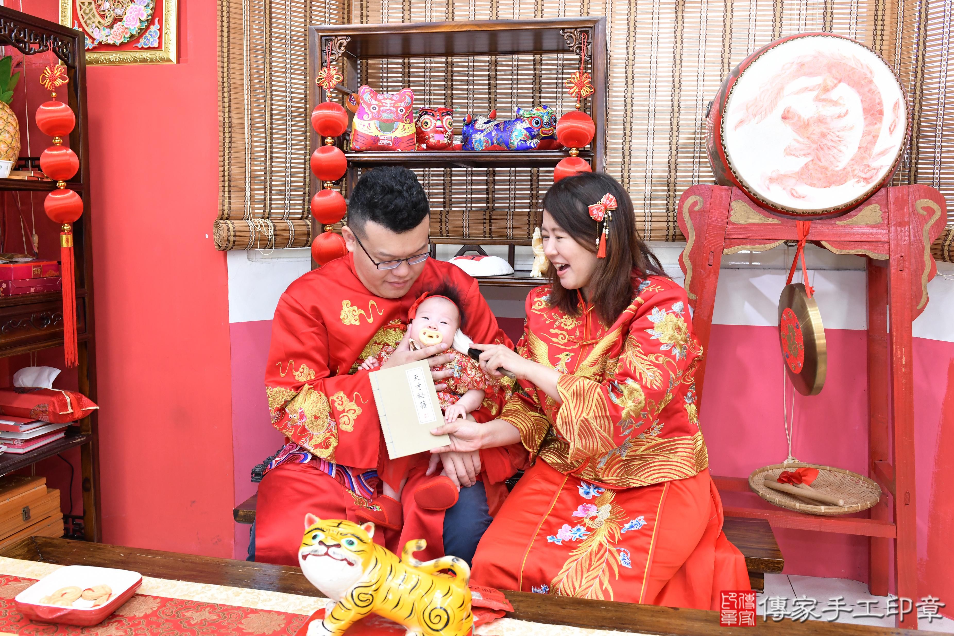 傳家手工印章高雄店、抓周、度脺、美式風會場、傳家嬰兒古禮、吉祥話、抓周道具物品24種、拍照。抓周證書。寶寶抓周、滿周歲、生日快樂、祝福