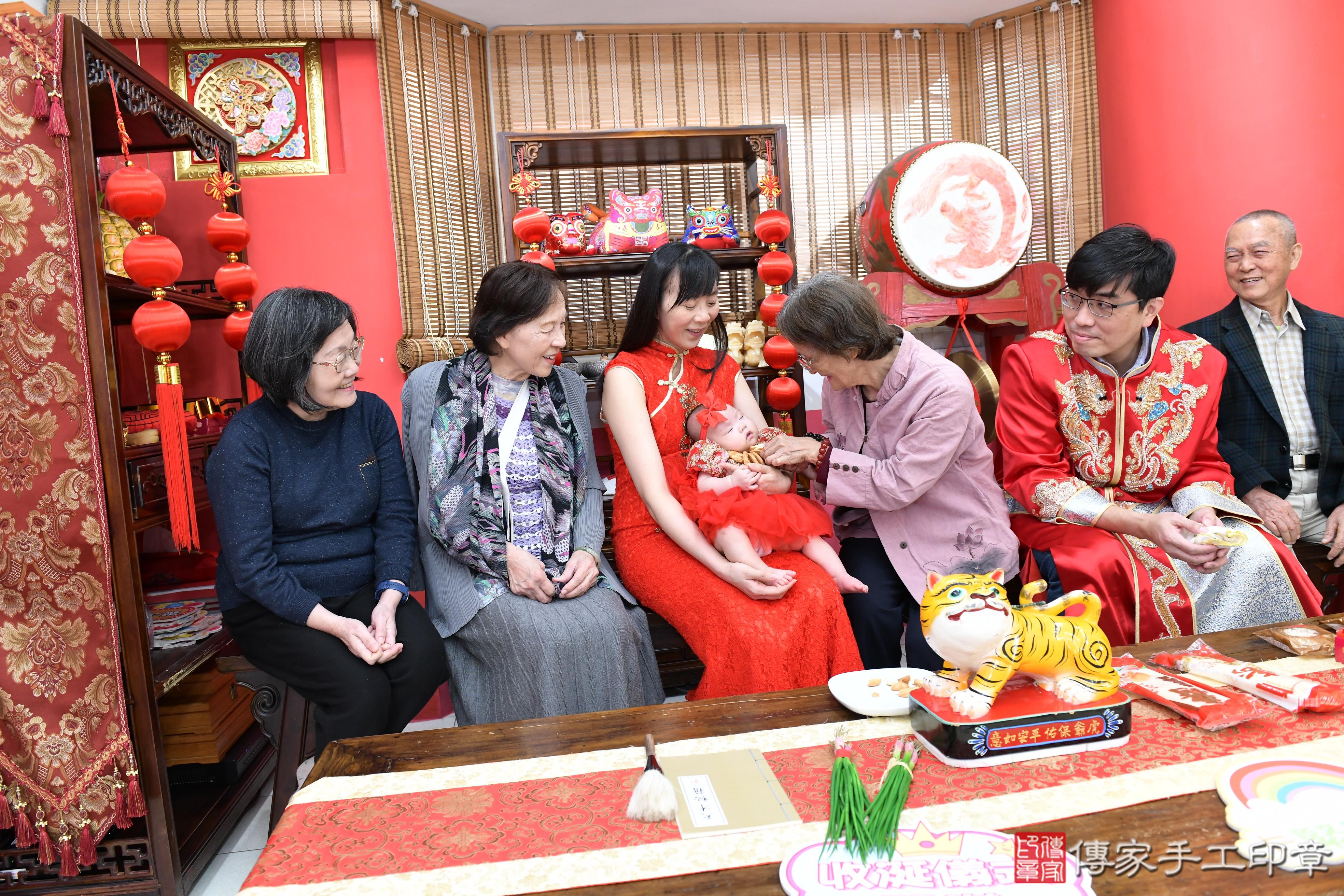 傳家手工印章高雄店、抓周、度脺、美式風會場、傳家嬰兒古禮、吉祥話、抓周道具物品24種、拍照。抓周證書。寶寶抓周、滿周歲、生日快樂、祝福