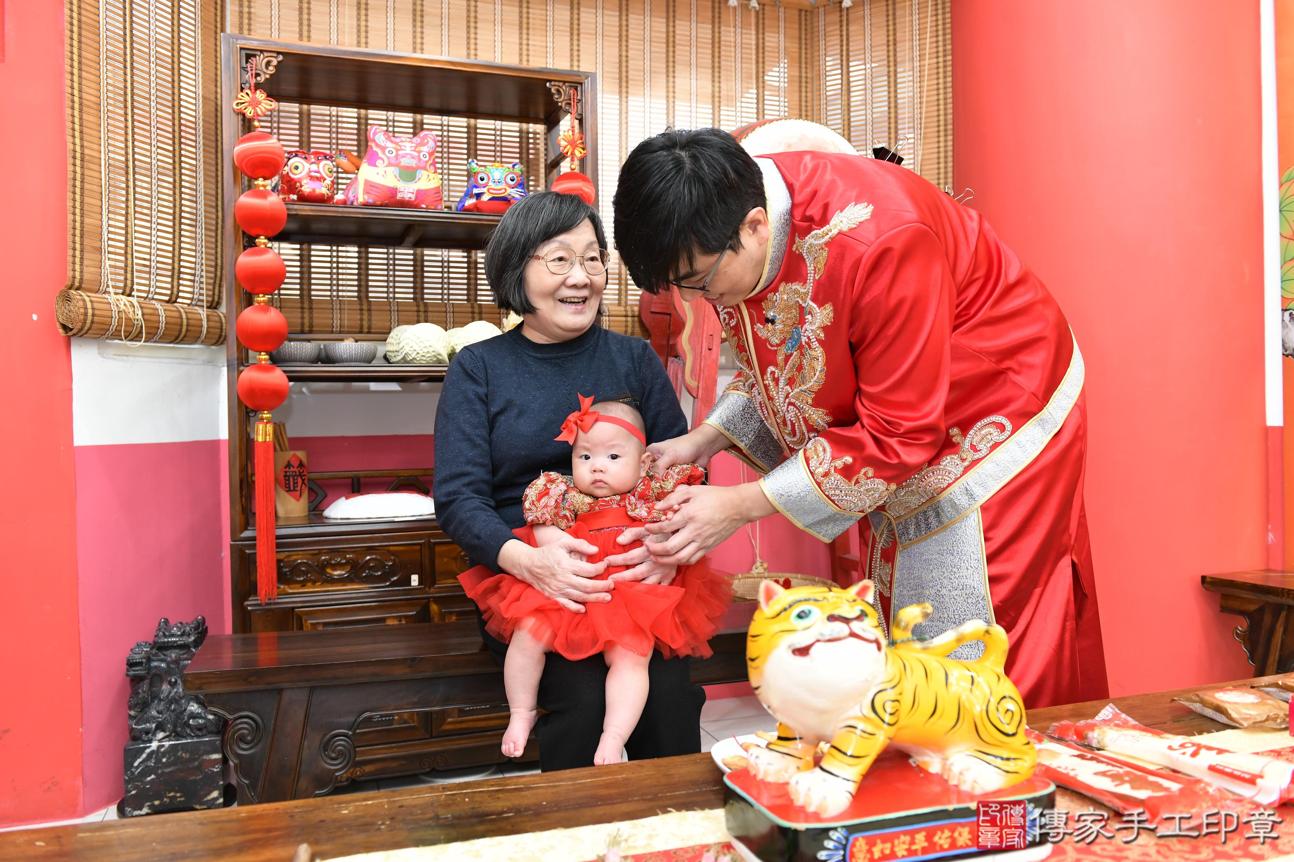 傳家手工印章高雄店、抓周、度脺、美式風會場、傳家嬰兒古禮、吉祥話、抓周道具物品24種、拍照。抓周證書。寶寶抓周、滿周歲、生日快樂、祝福