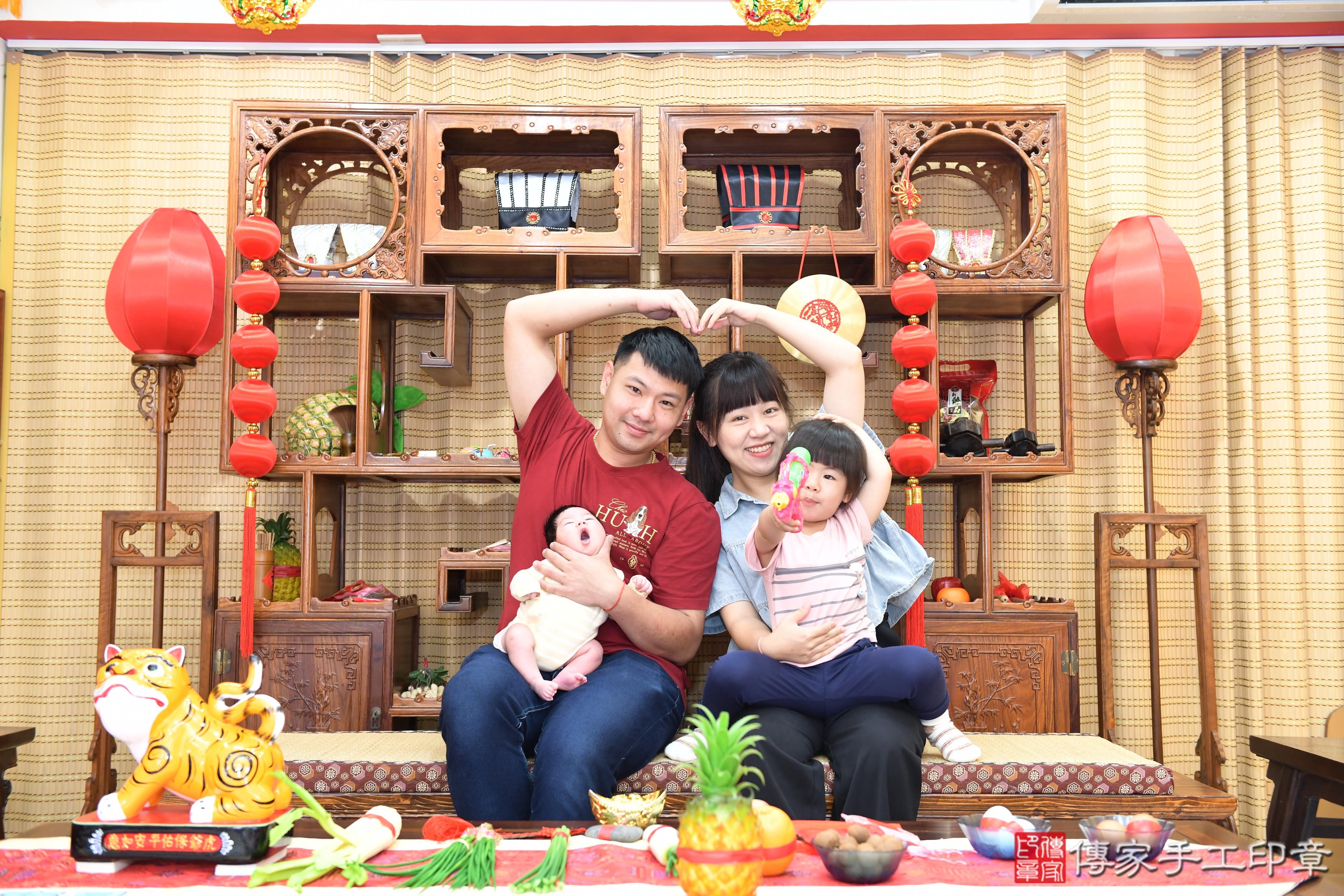 傳家手工印章台南店、抓周、度脺、美式風會場、傳家嬰兒古禮、吉祥話、抓周道具物品24種、拍照。抓周證書。寶寶抓周、滿周歲、生日快樂、祝福