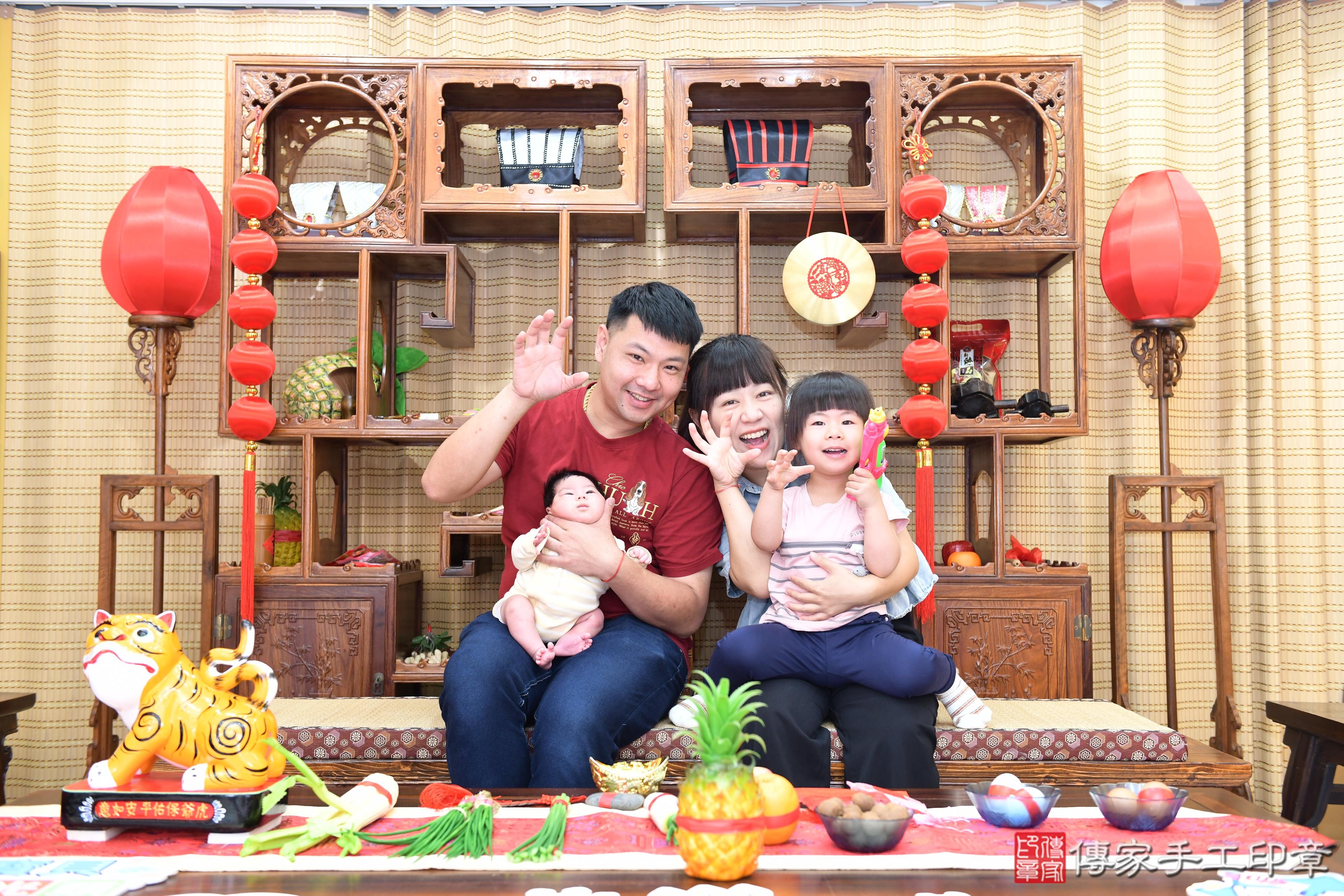 傳家手工印章台南店、抓周、度脺、美式風會場、傳家嬰兒古禮、吉祥話、抓周道具物品24種、拍照。抓周證書。寶寶抓周、滿周歲、生日快樂、祝福