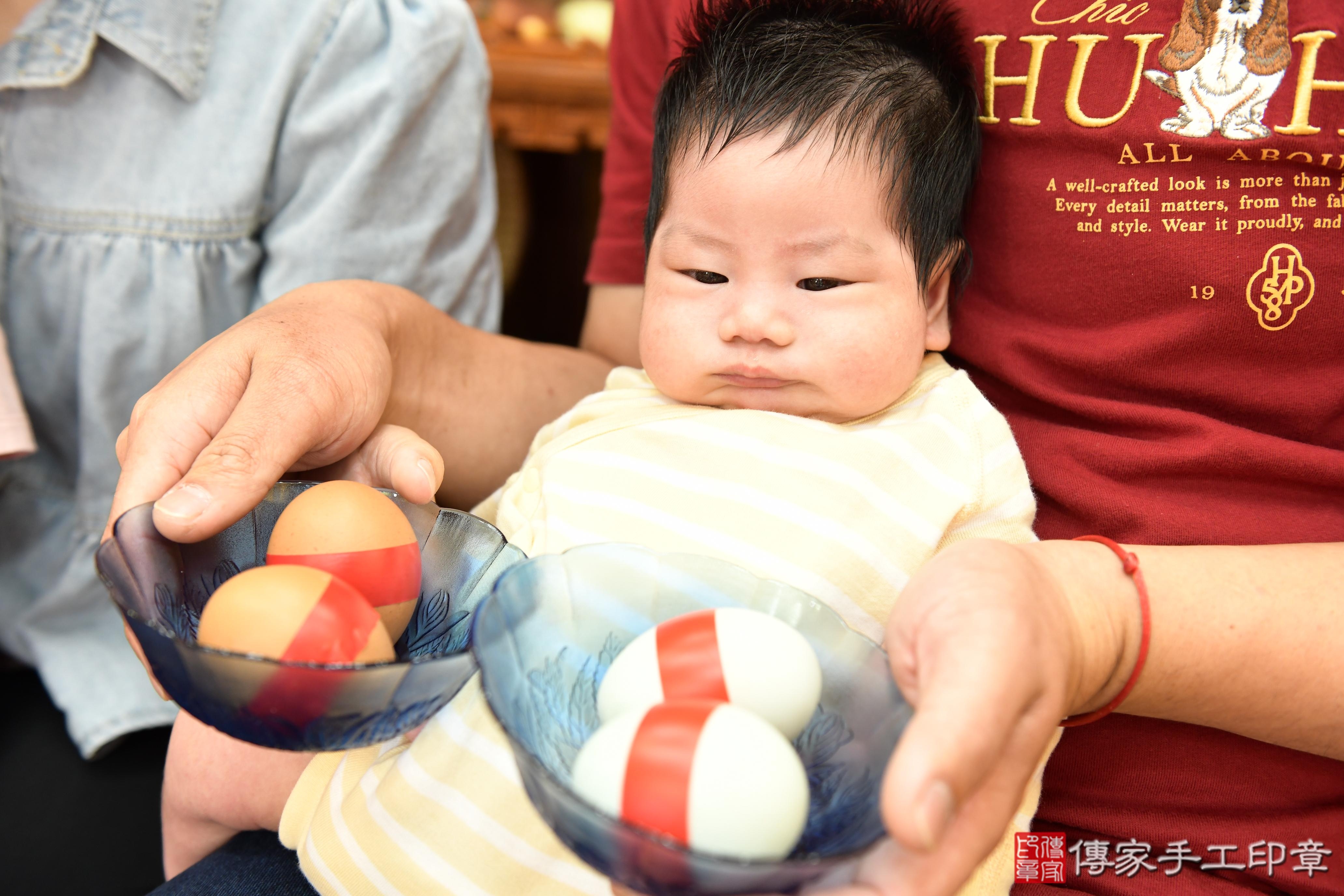 傳家手工印章台南店、抓周、度脺、美式風會場、傳家嬰兒古禮、吉祥話、抓周道具物品24種、拍照。抓周證書。寶寶抓周、滿周歲、生日快樂、祝福