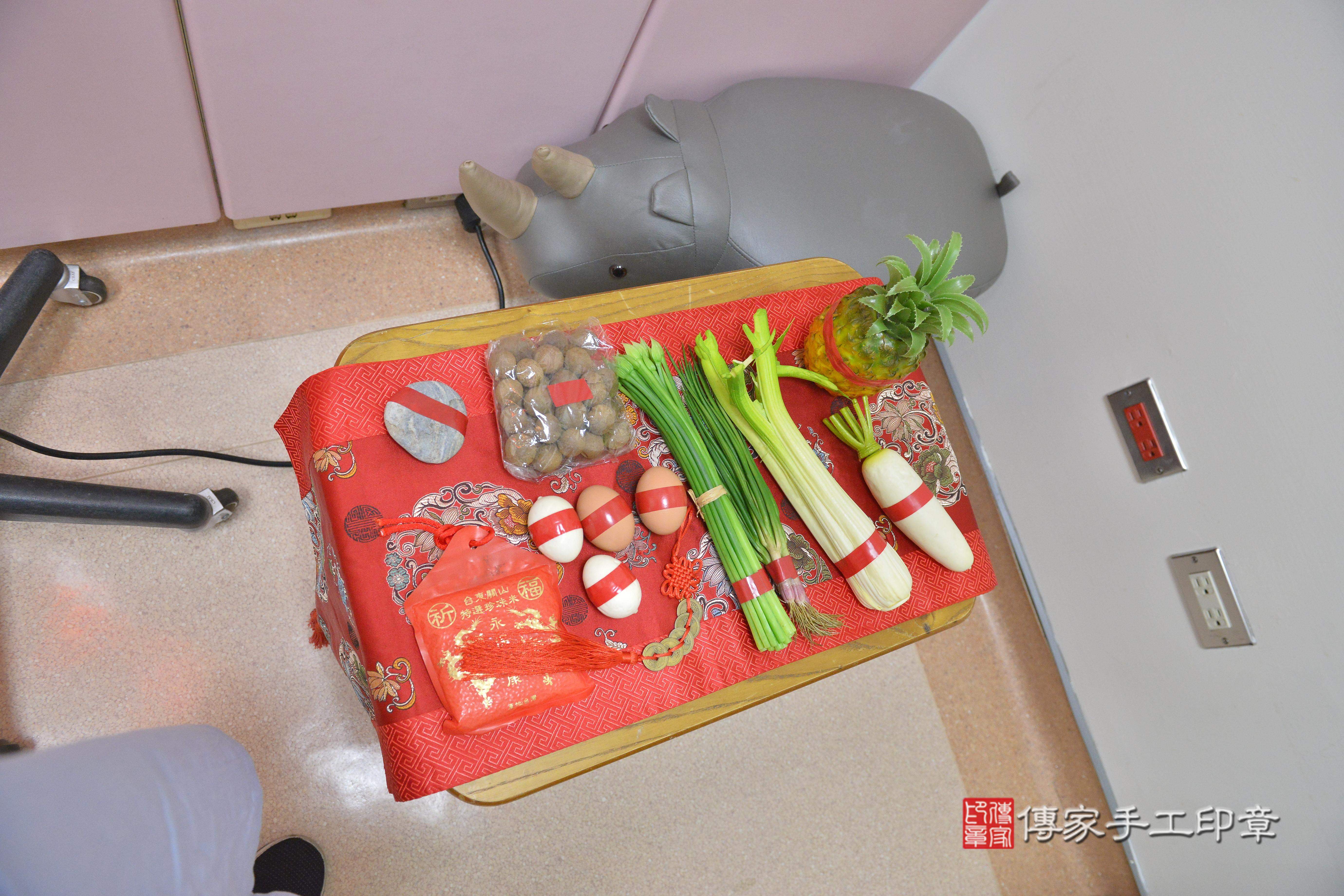 傳家手工印章高雄店、抓周、度脺、美式風會場、傳家嬰兒古禮、吉祥話、抓周道具物品24種、拍照。抓周證書。寶寶抓周、滿周歲、生日快樂、祝福 傳家手工印章高雄店、抓周、度脺、美式風會場、傳家嬰兒古禮、吉祥話、抓周道具物品24種、拍照。抓周證書。寶寶抓周、滿周歲、生日快樂、祝福