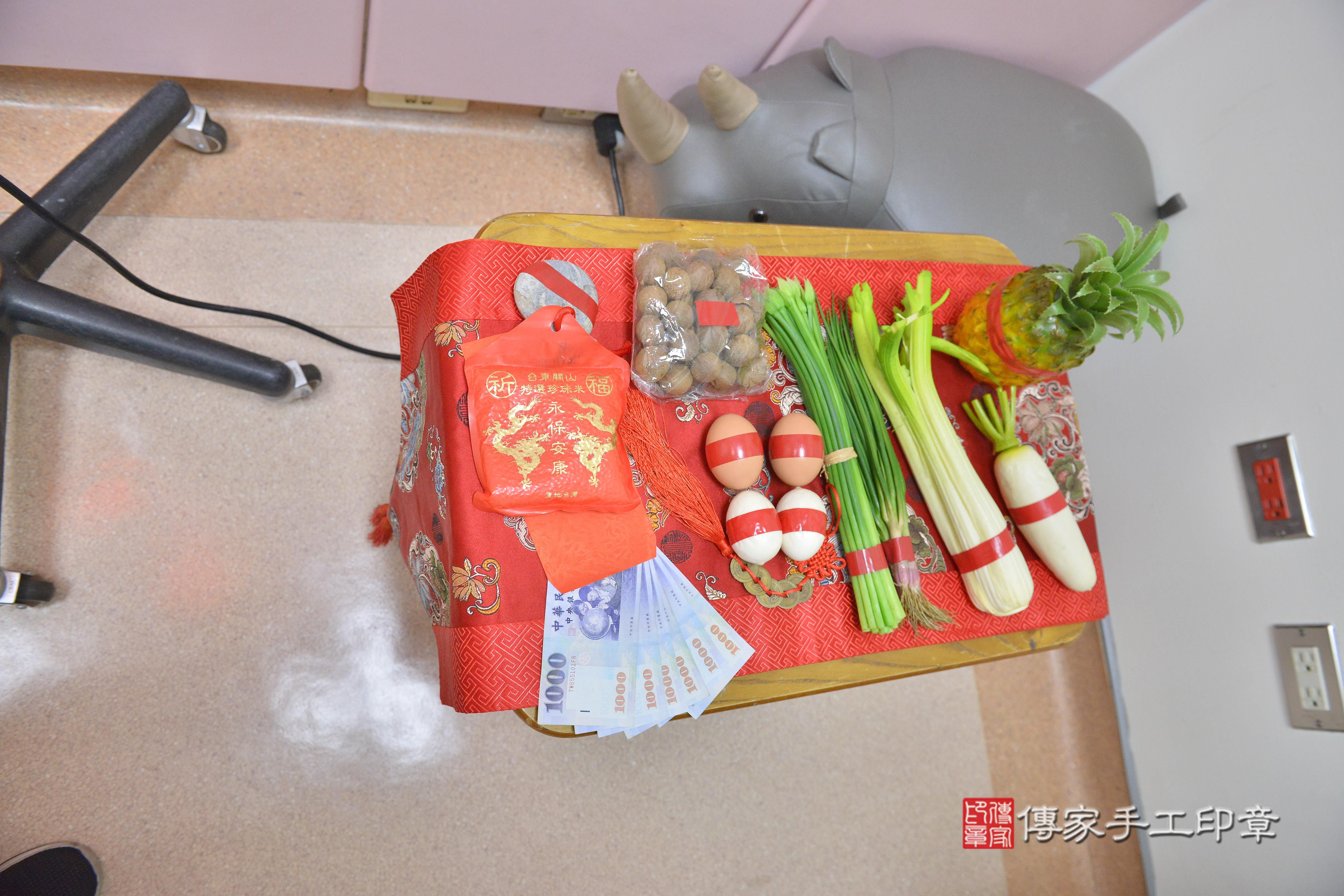 傳家手工印章高雄店、抓周、度脺、美式風會場、傳家嬰兒古禮、吉祥話、抓周道具物品24種、拍照。抓周證書。寶寶抓周、滿周歲、生日快樂、祝福 傳家手工印章高雄店、抓周、度脺、美式風會場、傳家嬰兒古禮、吉祥話、抓周道具物品24種、拍照。抓周證書。寶寶抓周、滿周歲、生日快樂、祝福