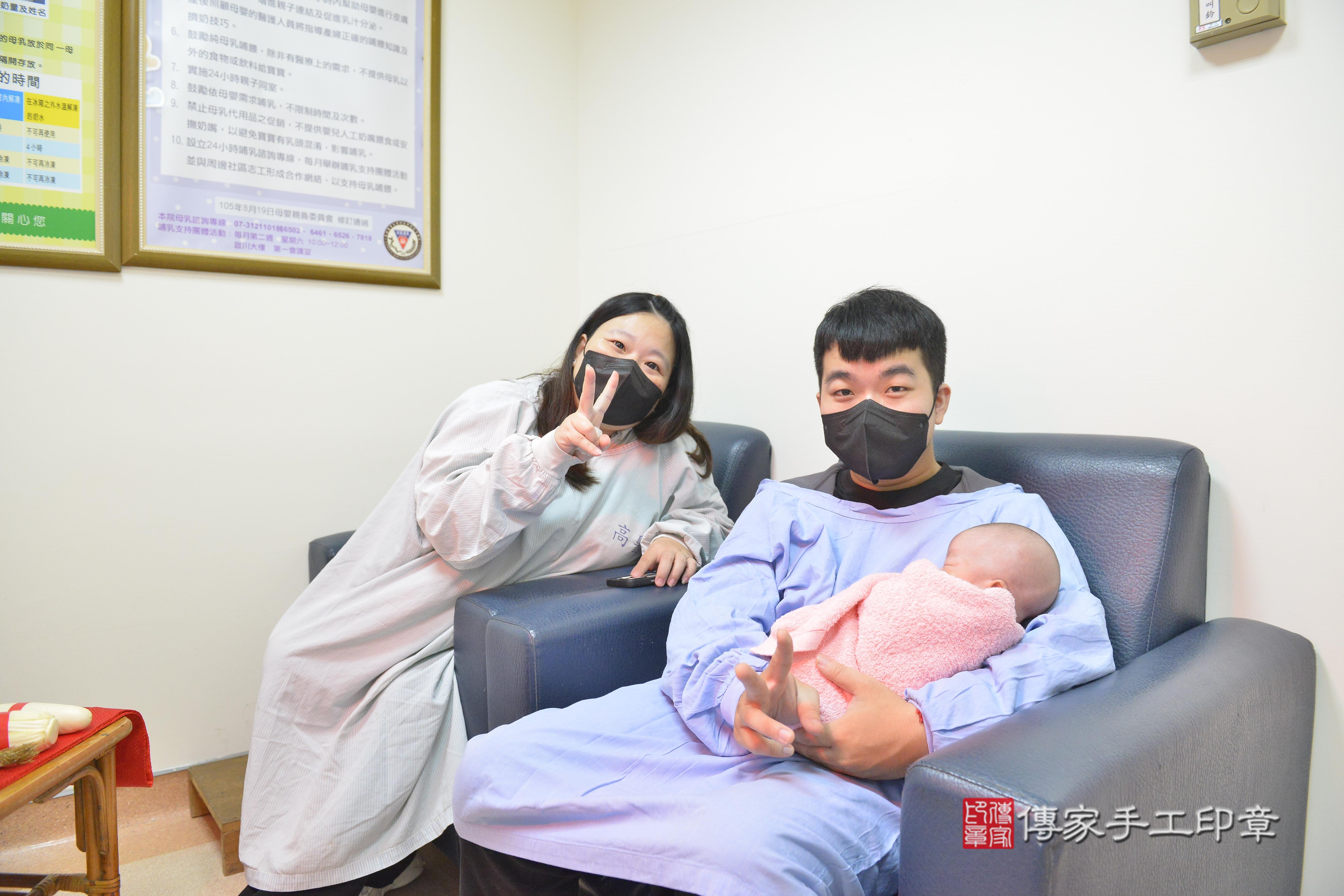 傳家手工印章高雄店、抓周、度脺、美式風會場、傳家嬰兒古禮、吉祥話、抓周道具物品24種、拍照。抓周證書。寶寶抓周、滿周歲、生日快樂、祝福 傳家手工印章高雄店、抓周、度脺、美式風會場、傳家嬰兒古禮、吉祥話、抓周道具物品24種、拍照。抓周證書。寶寶抓周、滿周歲、生日快樂、祝福