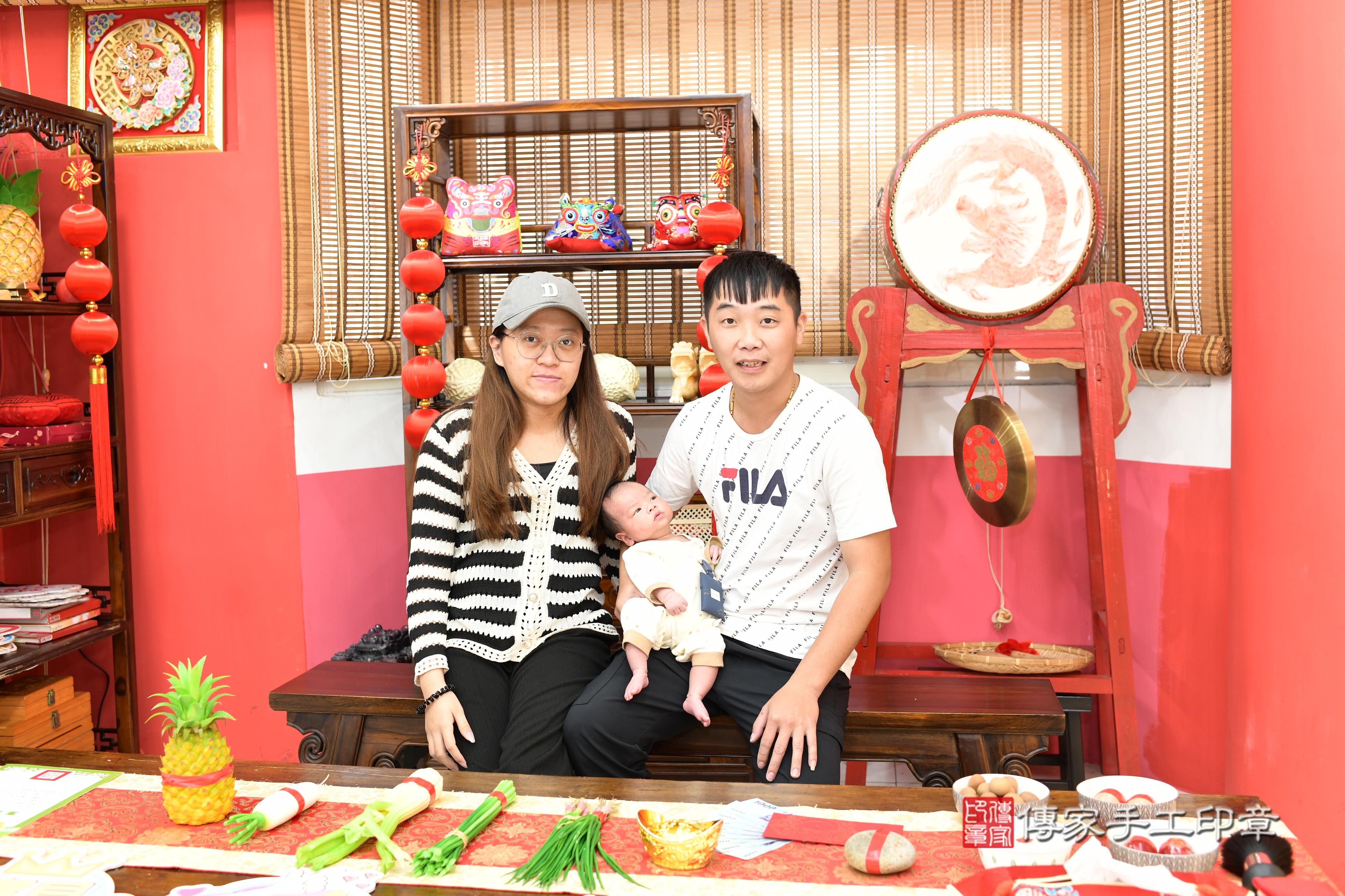 傳家手工印章高雄店、抓周、度脺、美式風會場、傳家嬰兒古禮、吉祥話、抓周道具物品24種、拍照。抓周證書。寶寶抓周、滿周歲、生日快樂、祝福