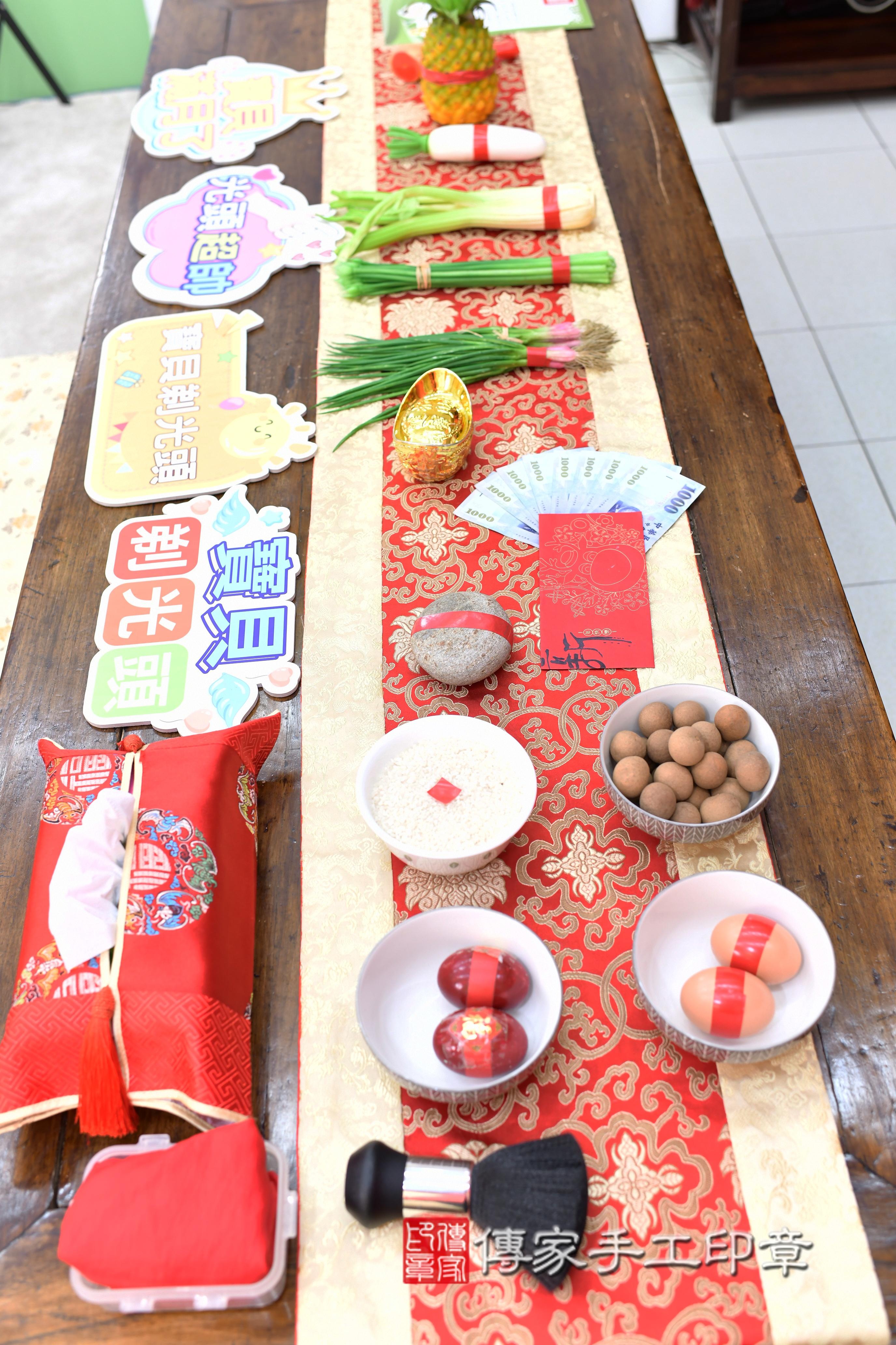 傳家手工印章高雄店、抓周、度脺、美式風會場、傳家嬰兒古禮、吉祥話、抓周道具物品24種、拍照。抓周證書。寶寶抓周、滿周歲、生日快樂、祝福
