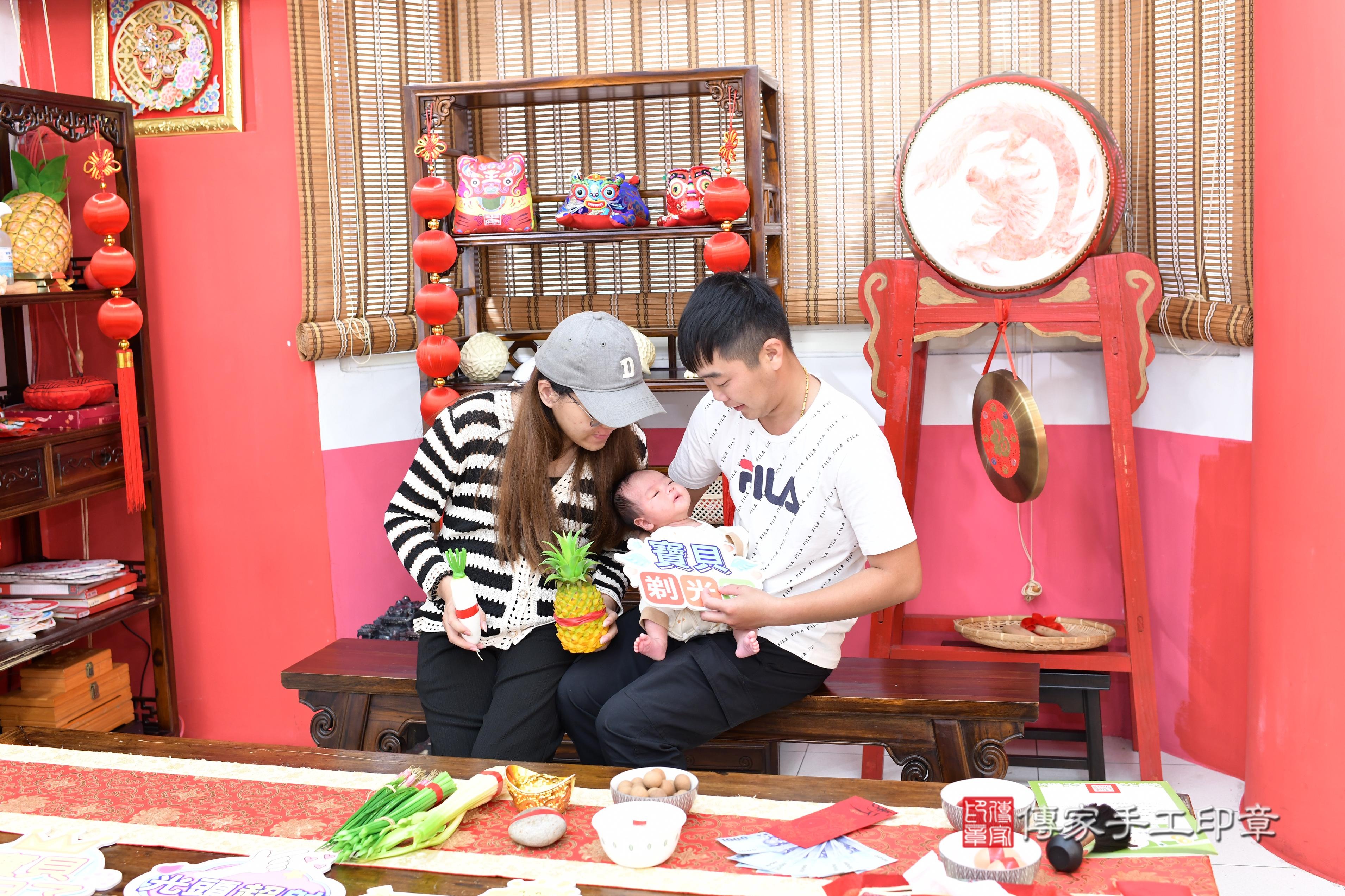 傳家手工印章高雄店、抓周、度脺、美式風會場、傳家嬰兒古禮、吉祥話、抓周道具物品24種、拍照。抓周證書。寶寶抓周、滿周歲、生日快樂、祝福