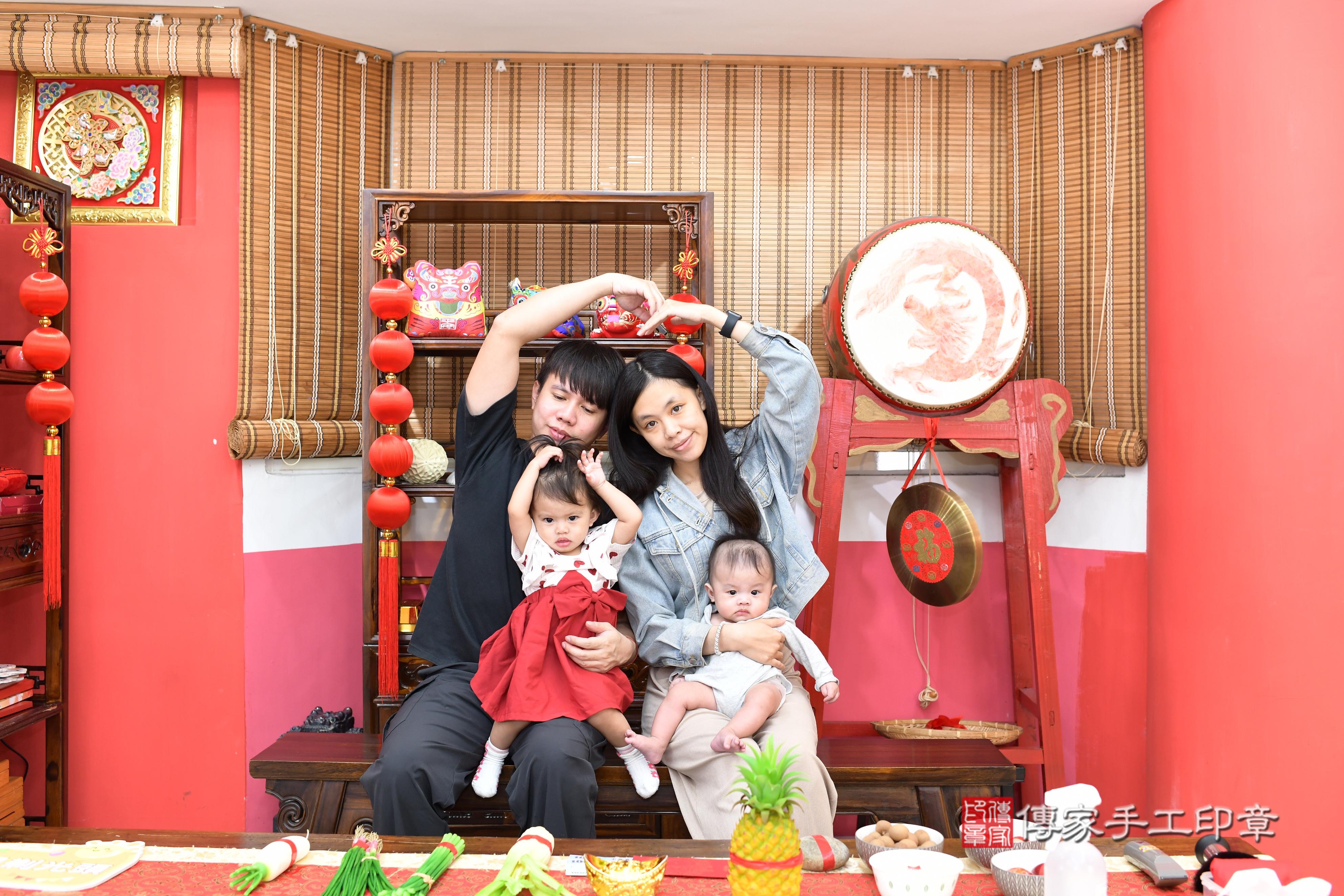 傳家手工印章高雄店、抓周、度脺、美式風會場、傳家嬰兒古禮、吉祥話、抓周道具物品24種、拍照。抓周證書。寶寶抓周、滿周歲、生日快樂、祝福 傳家手工印章高雄店、抓周、度脺、美式風會場、傳家嬰兒古禮、吉祥話、抓周道具物品24種、拍照。抓周證書。寶寶抓周、滿周歲、生日快樂、祝福