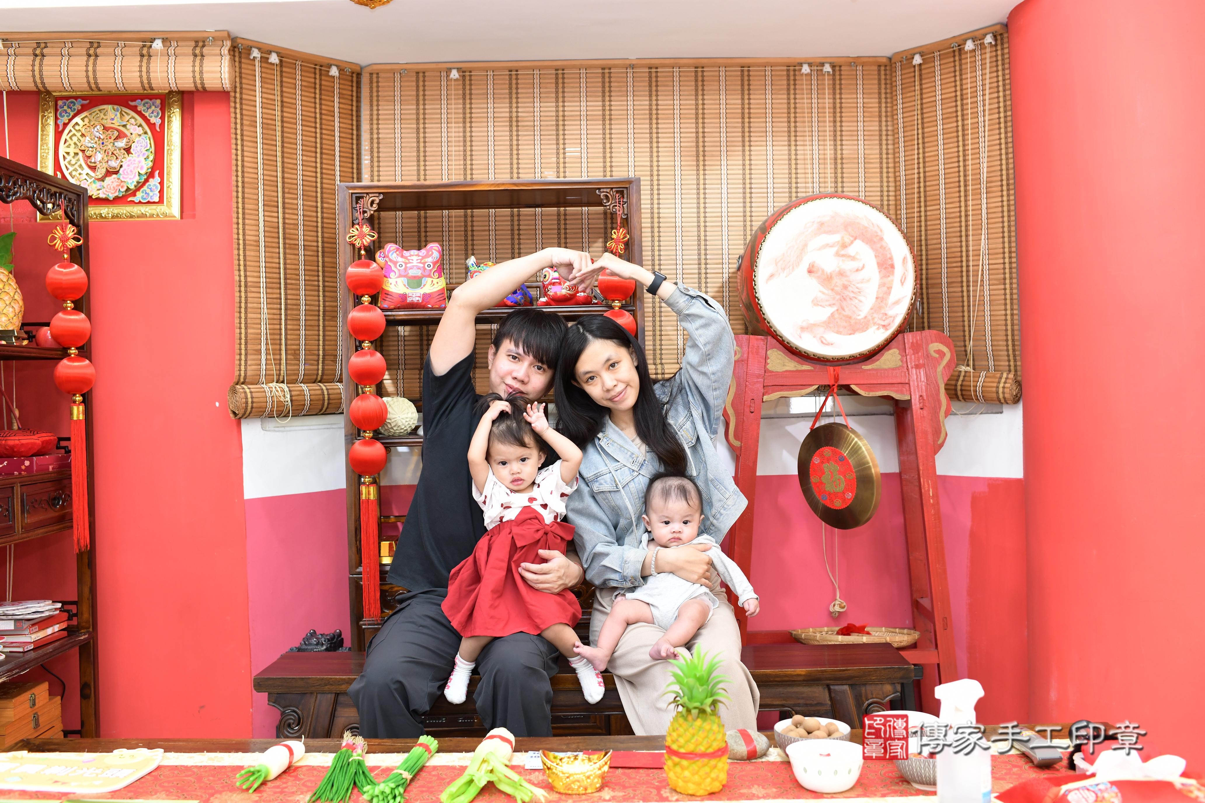 傳家手工印章高雄店、抓周、度脺、美式風會場、傳家嬰兒古禮、吉祥話、抓周道具物品24種、拍照。抓周證書。寶寶抓周、滿周歲、生日快樂、祝福 傳家手工印章高雄店、抓周、度脺、美式風會場、傳家嬰兒古禮、吉祥話、抓周道具物品24種、拍照。抓周證書。寶寶抓周、滿周歲、生日快樂、祝福