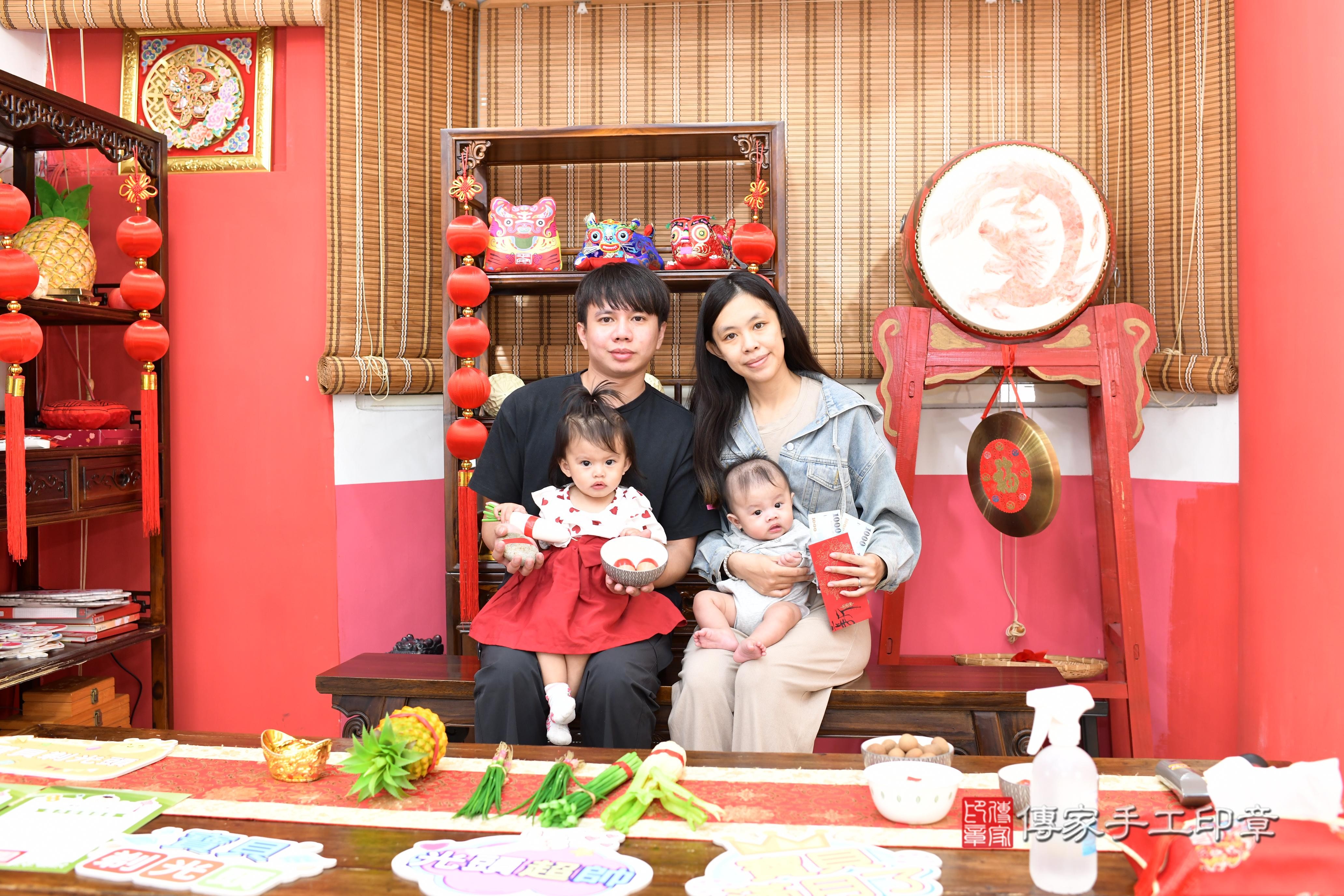 傳家手工印章高雄店、抓周、度脺、美式風會場、傳家嬰兒古禮、吉祥話、抓周道具物品24種、拍照。抓周證書。寶寶抓周、滿周歲、生日快樂、祝福 傳家手工印章高雄店、抓周、度脺、美式風會場、傳家嬰兒古禮、吉祥話、抓周道具物品24種、拍照。抓周證書。寶寶抓周、滿周歲、生日快樂、祝福