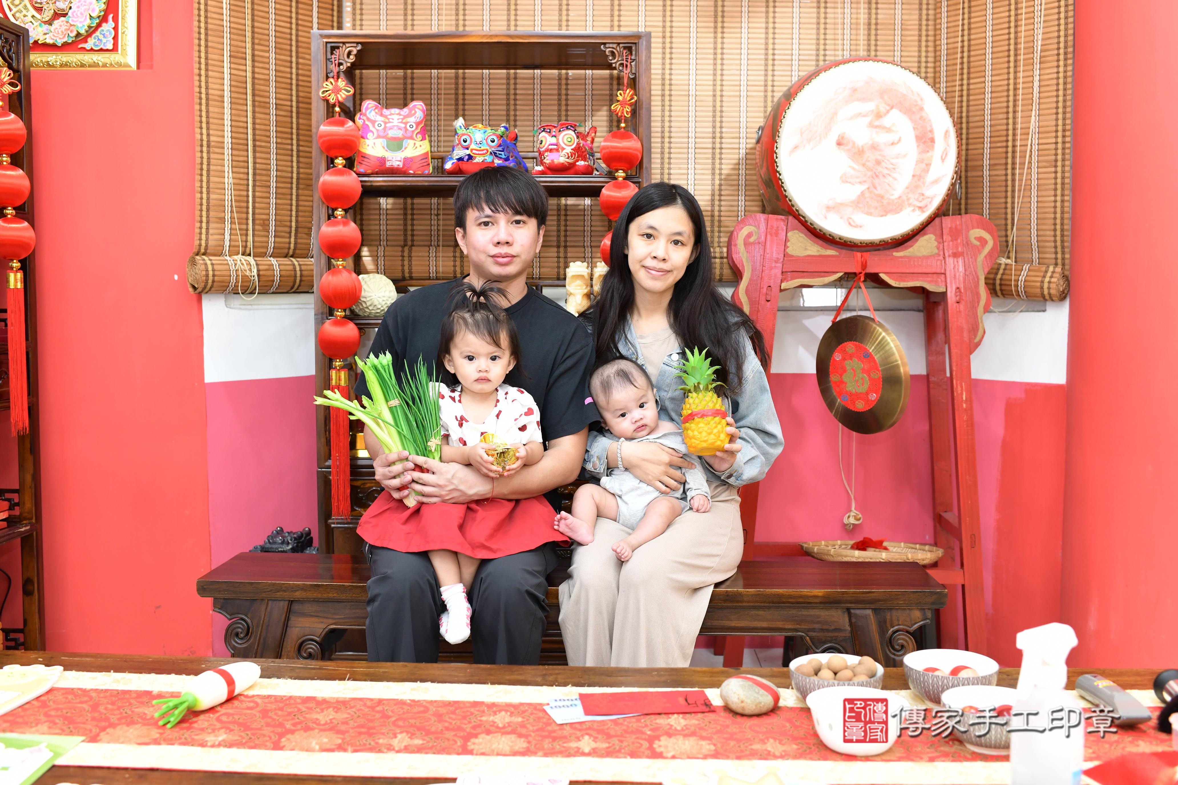 傳家手工印章高雄店、抓周、度脺、美式風會場、傳家嬰兒古禮、吉祥話、抓周道具物品24種、拍照。抓周證書。寶寶抓周、滿周歲、生日快樂、祝福 傳家手工印章高雄店、抓周、度脺、美式風會場、傳家嬰兒古禮、吉祥話、抓周道具物品24種、拍照。抓周證書。寶寶抓周、滿周歲、生日快樂、祝福