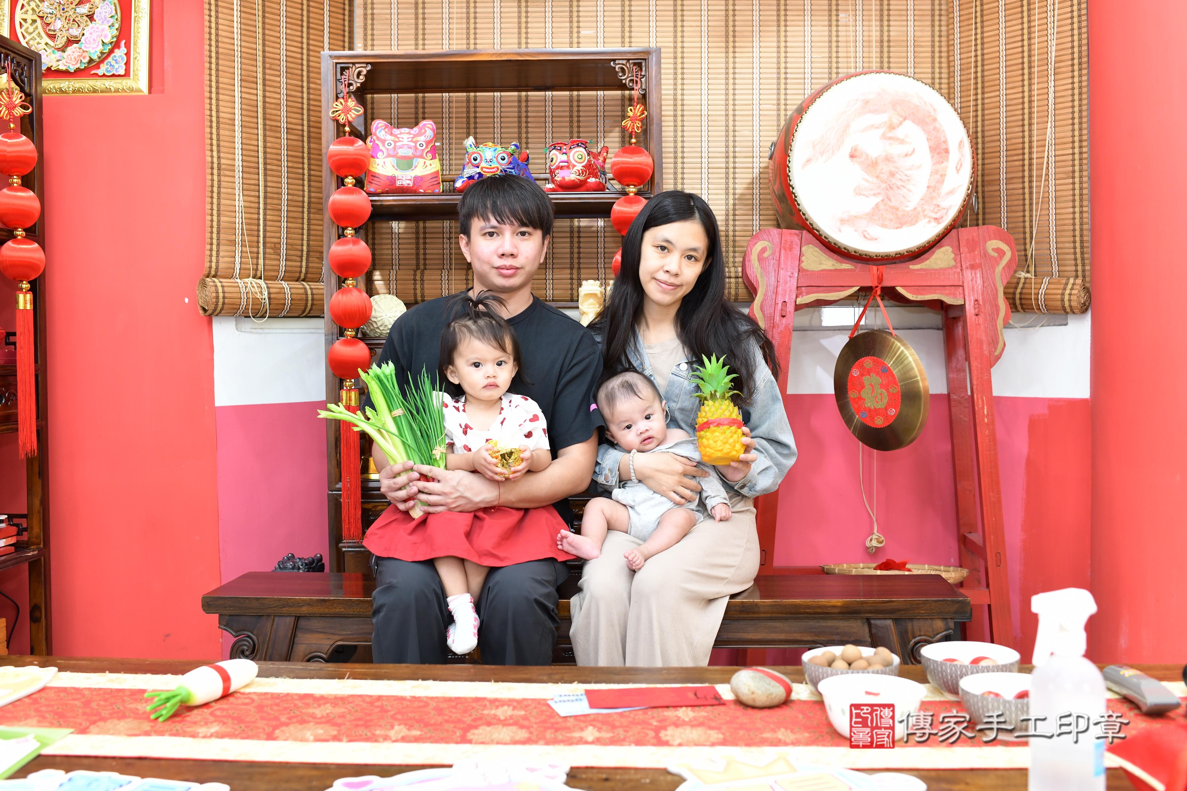 傳家手工印章高雄店、抓周、度脺、美式風會場、傳家嬰兒古禮、吉祥話、抓周道具物品24種、拍照。抓周證書。寶寶抓周、滿周歲、生日快樂、祝福 傳家手工印章高雄店、抓周、度脺、美式風會場、傳家嬰兒古禮、吉祥話、抓周道具物品24種、拍照。抓周證書。寶寶抓周、滿周歲、生日快樂、祝福