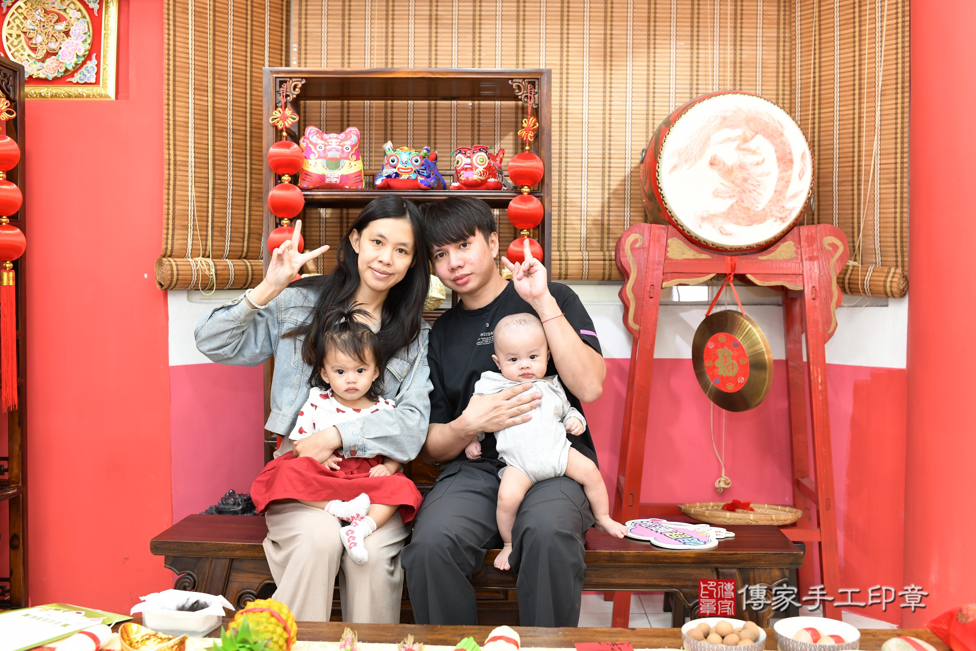 傳家手工印章高雄店、抓周、度脺、美式風會場、傳家嬰兒古禮、吉祥話、抓周道具物品24種、拍照。抓周證書。寶寶抓周、滿周歲、生日快樂、祝福 傳家手工印章高雄店、抓周、度脺、美式風會場、傳家嬰兒古禮、吉祥話、抓周道具物品24種、拍照。抓周證書。寶寶抓周、滿周歲、生日快樂、祝福