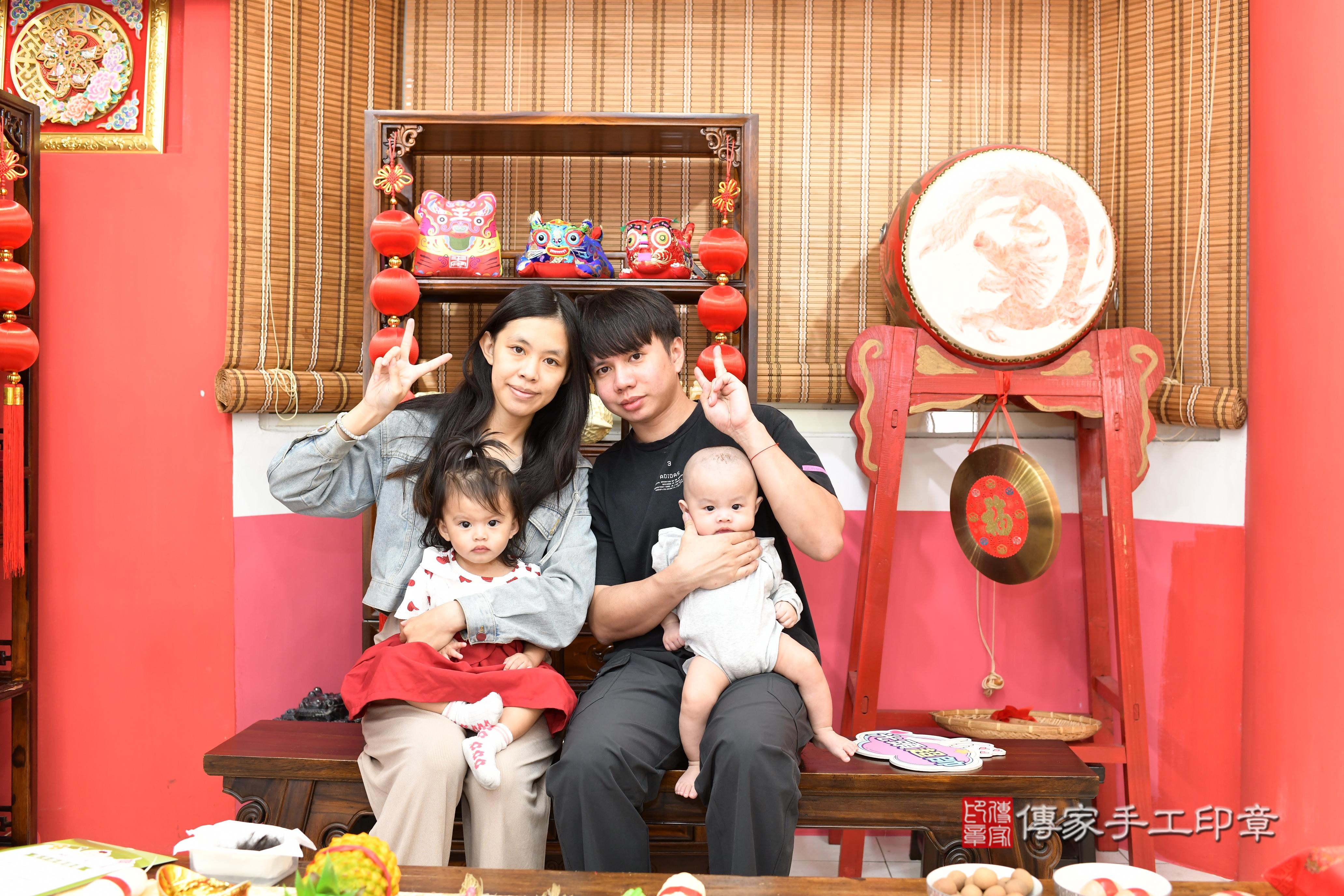 傳家手工印章高雄店、抓周、度脺、美式風會場、傳家嬰兒古禮、吉祥話、抓周道具物品24種、拍照。抓周證書。寶寶抓周、滿周歲、生日快樂、祝福 傳家手工印章高雄店、抓周、度脺、美式風會場、傳家嬰兒古禮、吉祥話、抓周道具物品24種、拍照。抓周證書。寶寶抓周、滿周歲、生日快樂、祝福