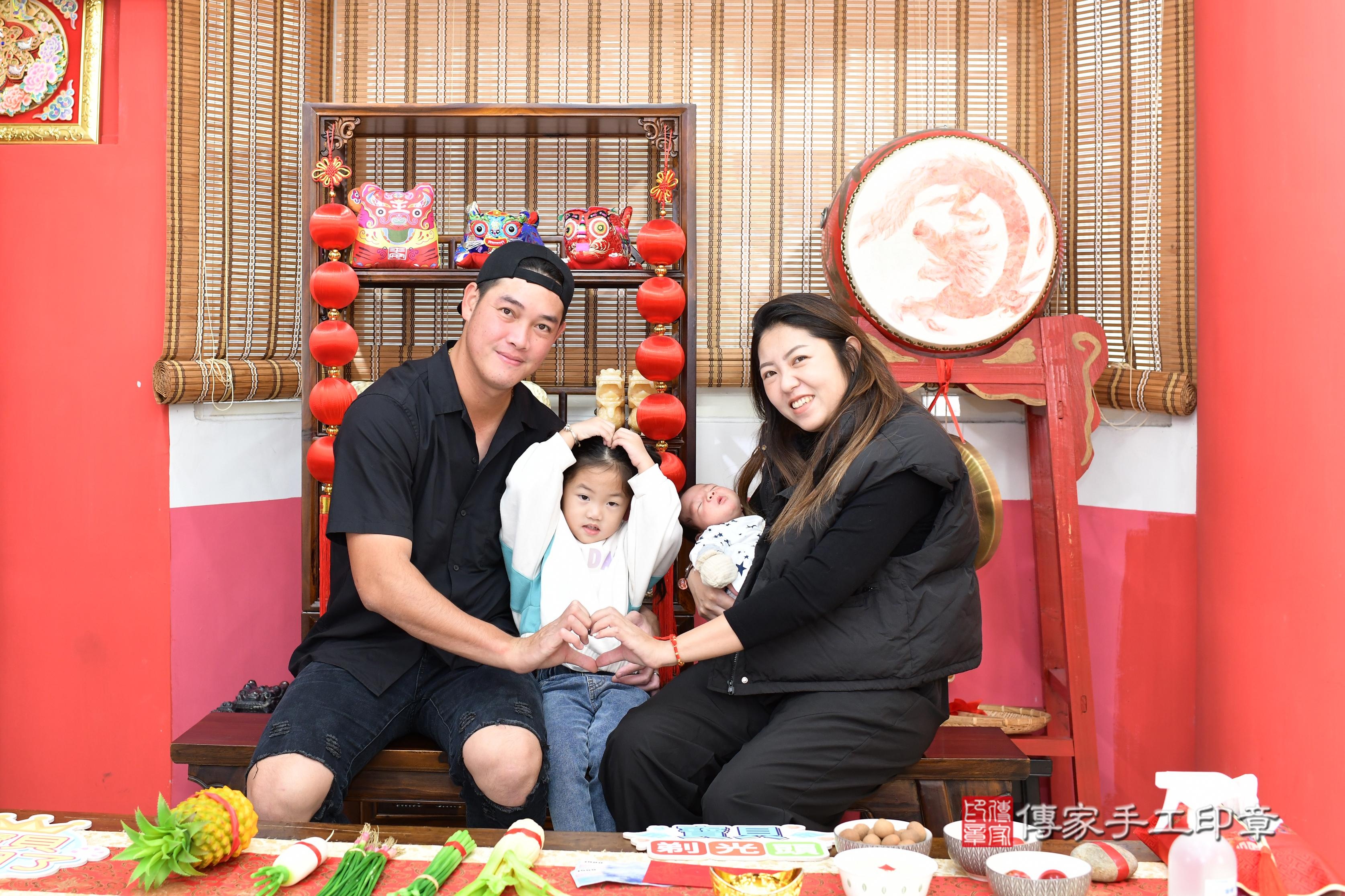 傳家手工印章高雄店、抓周、度脺、美式風會場、傳家嬰兒古禮、吉祥話、抓周道具物品24種、拍照。抓周證書。寶寶抓周、滿周歲、生日快樂、祝福