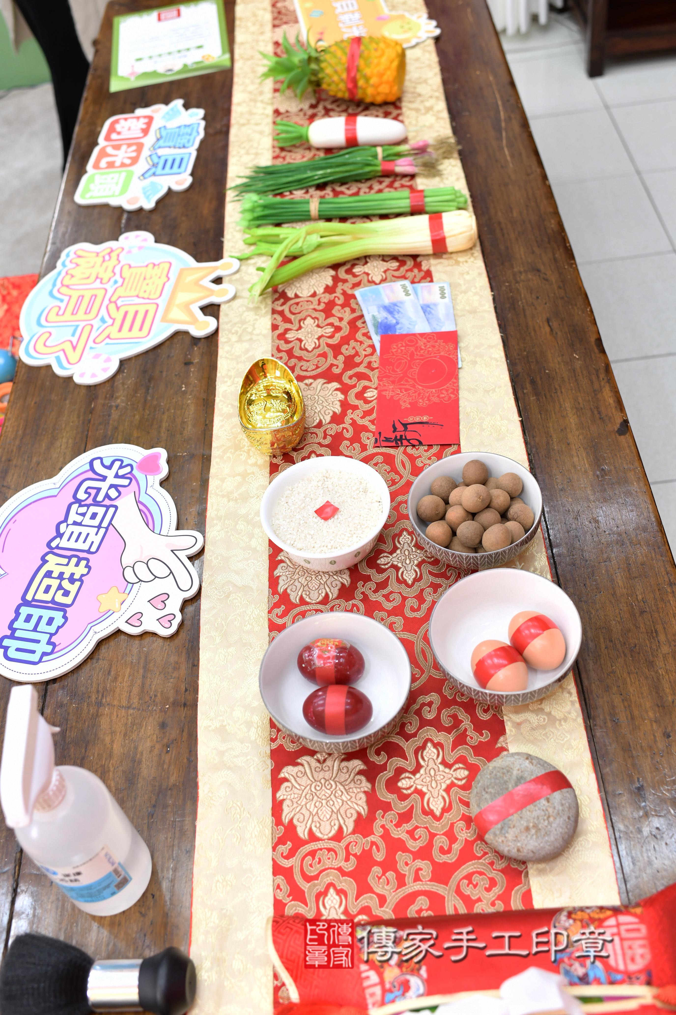 傳家手工印章高雄店、抓周、度脺、美式風會場、傳家嬰兒古禮、吉祥話、抓周道具物品24種、拍照。抓周證書。寶寶抓周、滿周歲、生日快樂、祝福