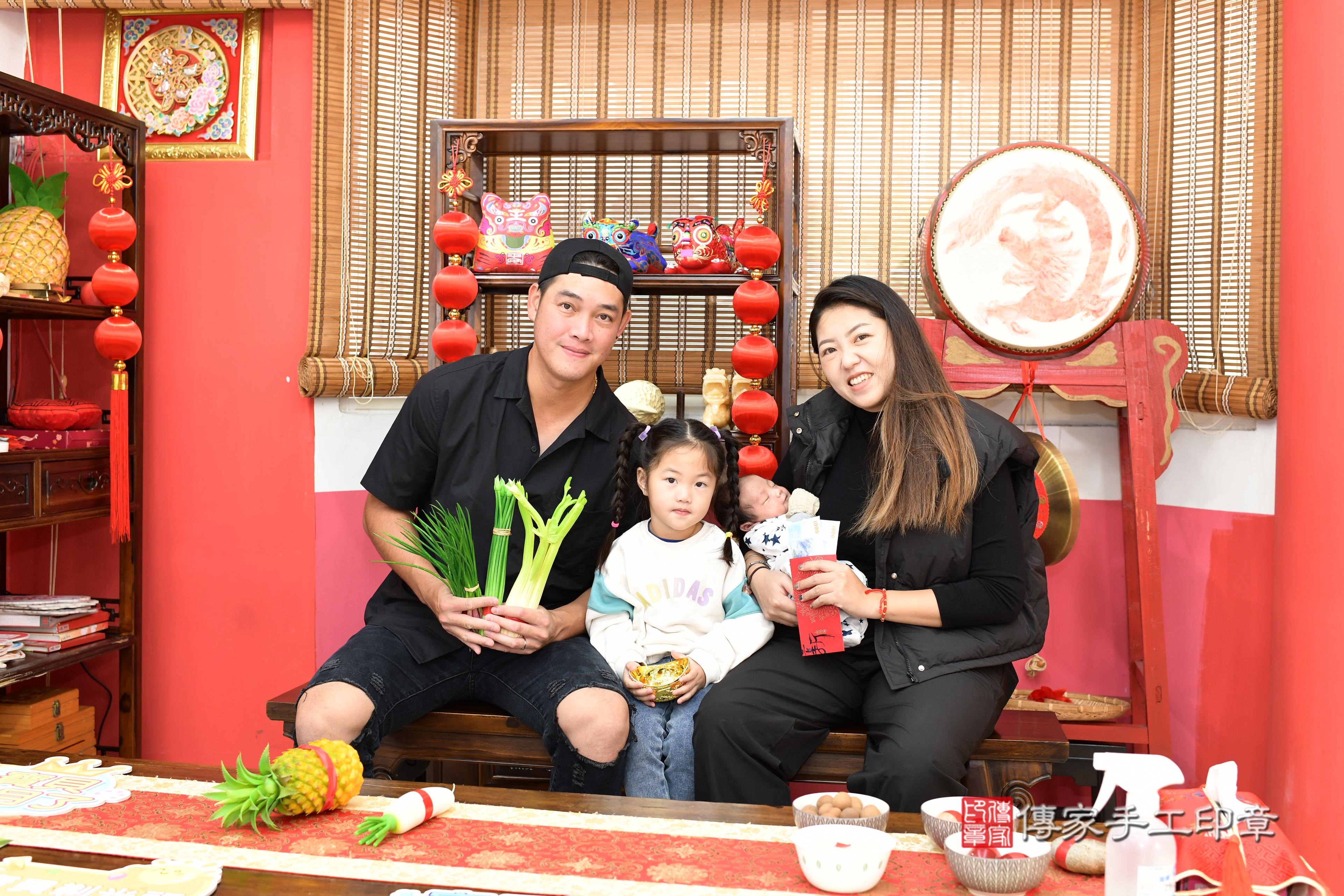 傳家手工印章高雄店、抓周、度脺、美式風會場、傳家嬰兒古禮、吉祥話、抓周道具物品24種、拍照。抓周證書。寶寶抓周、滿周歲、生日快樂、祝福