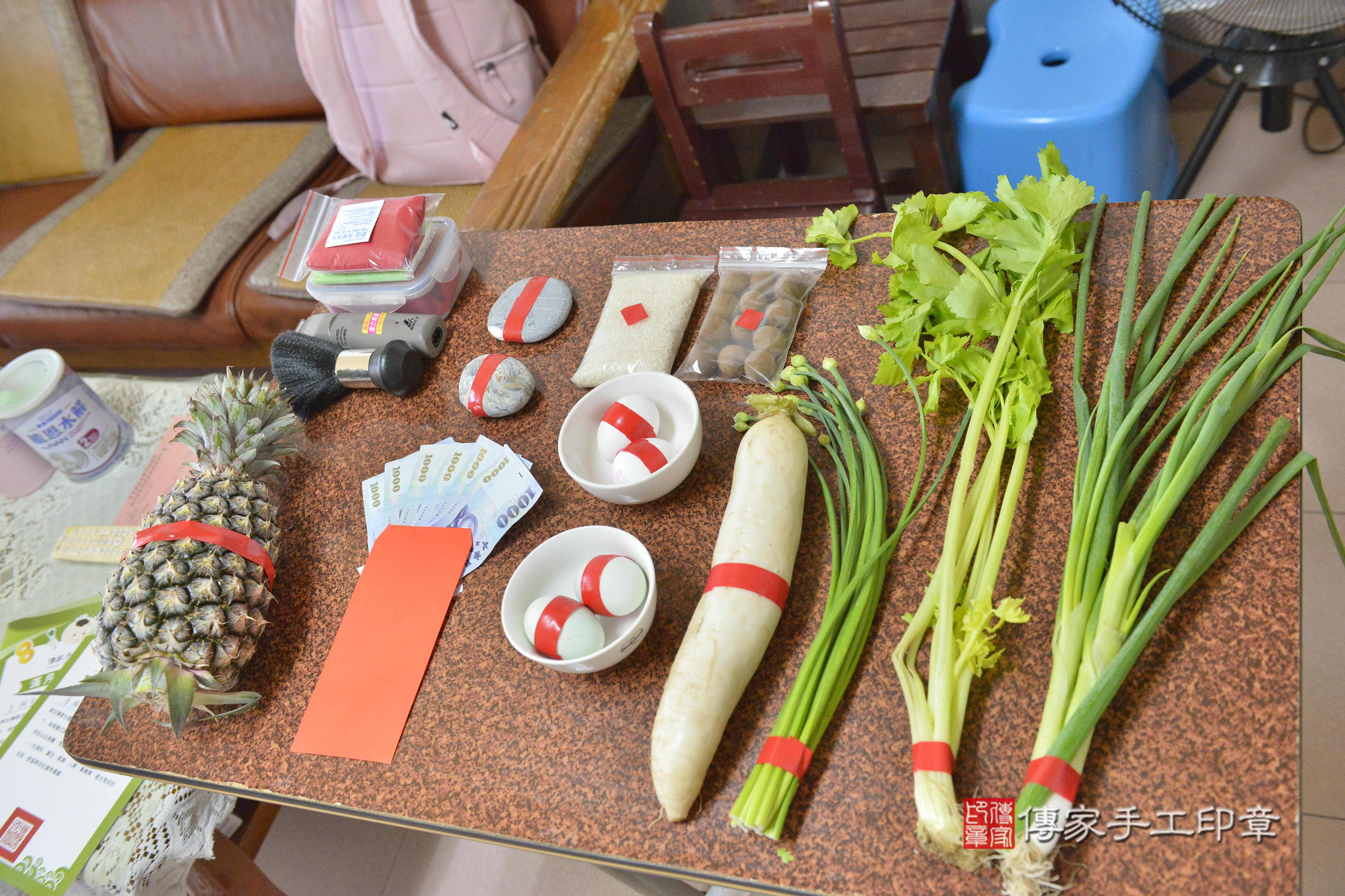 傳家手工印章高雄店、抓周、度脺、美式風會場、傳家嬰兒古禮、吉祥話、抓周道具物品24種、拍照。抓周證書。寶寶抓周、滿周歲、生日快樂、祝福