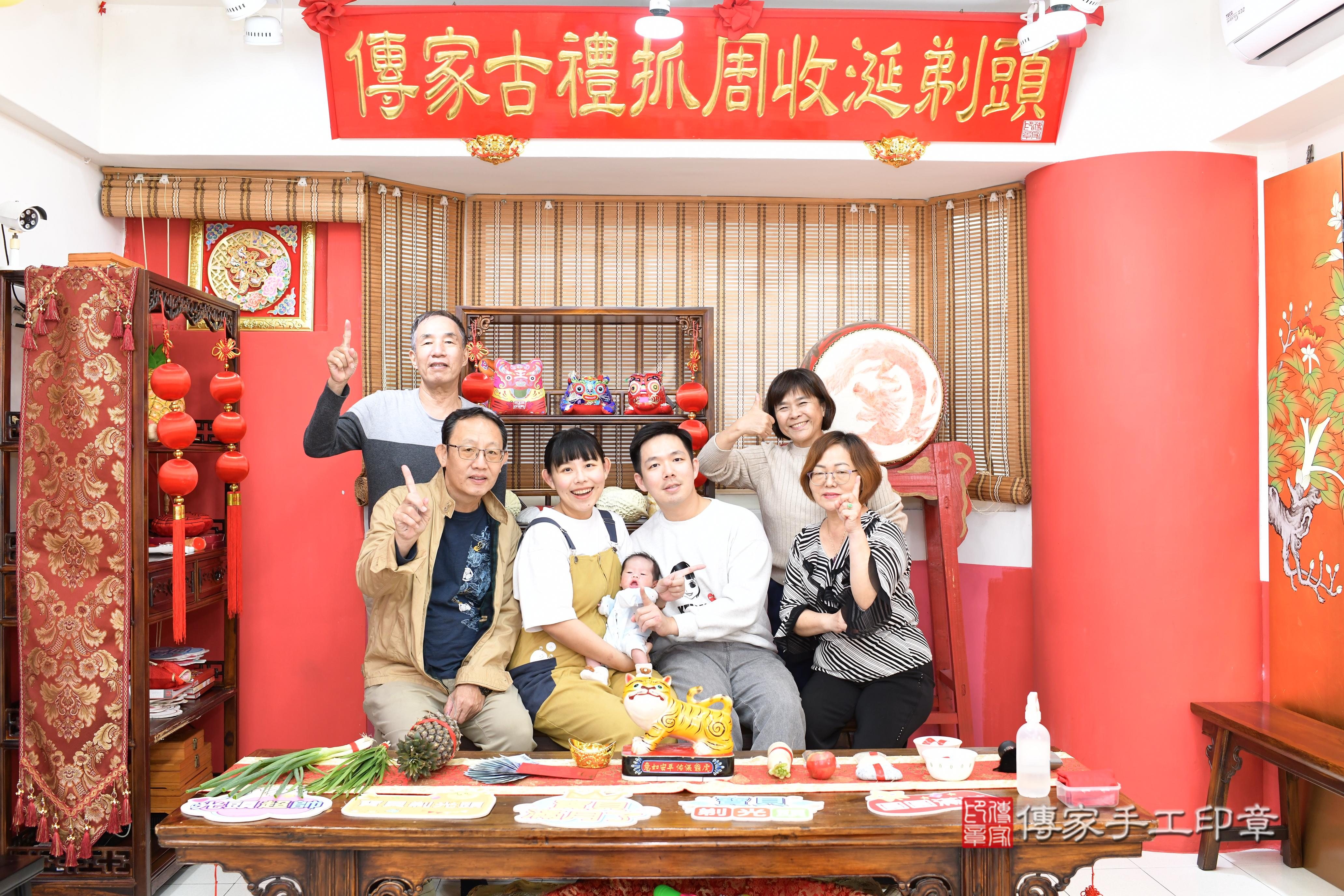 傳家手工印章高雄店、抓周、度脺、美式風會場、傳家嬰兒古禮、吉祥話、抓周道具物品24種、拍照。抓周證書。寶寶抓周、滿周歲、生日快樂、祝福