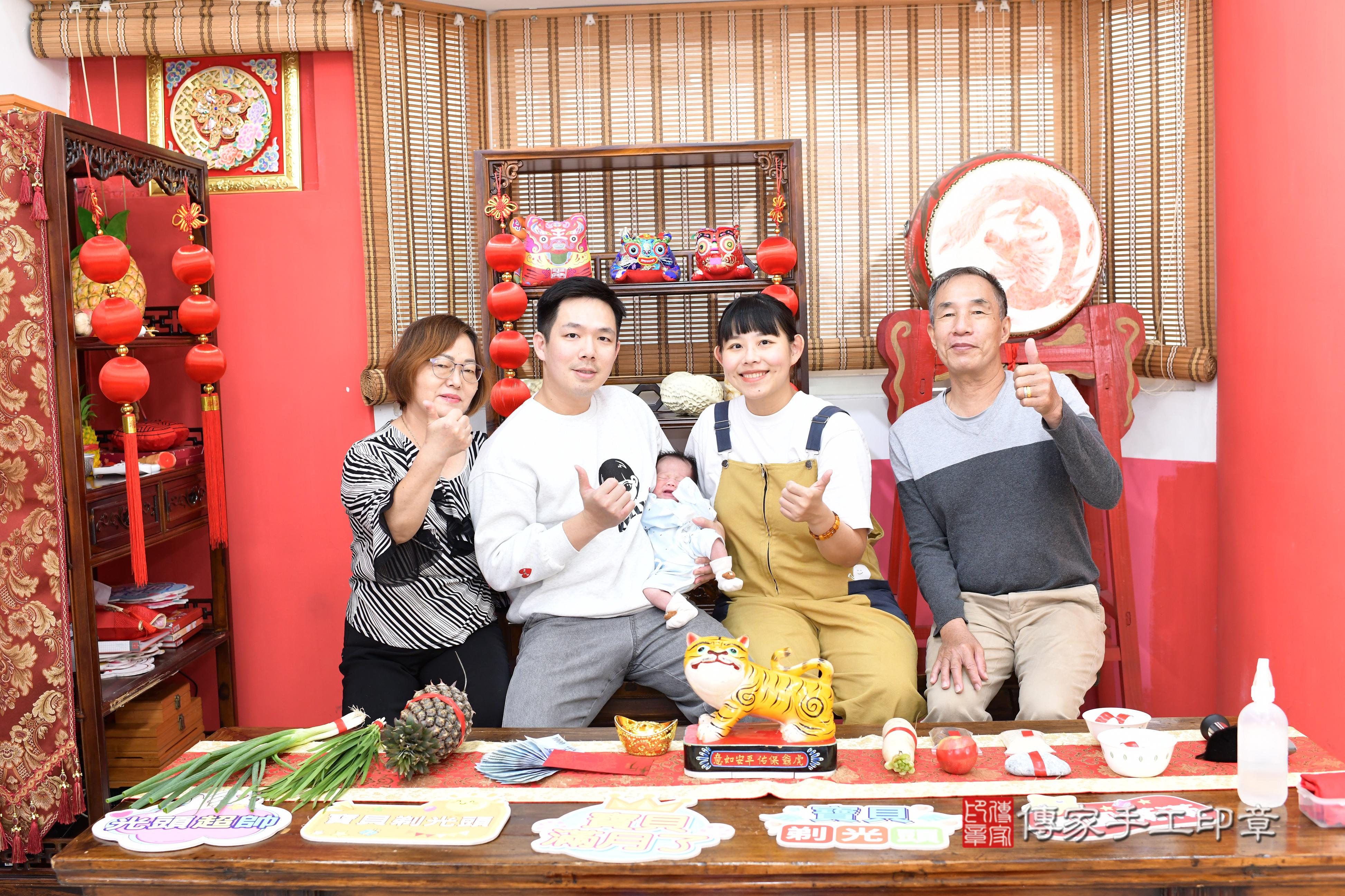 傳家手工印章高雄店、抓周、度脺、美式風會場、傳家嬰兒古禮、吉祥話、抓周道具物品24種、拍照。抓周證書。寶寶抓周、滿周歲、生日快樂、祝福