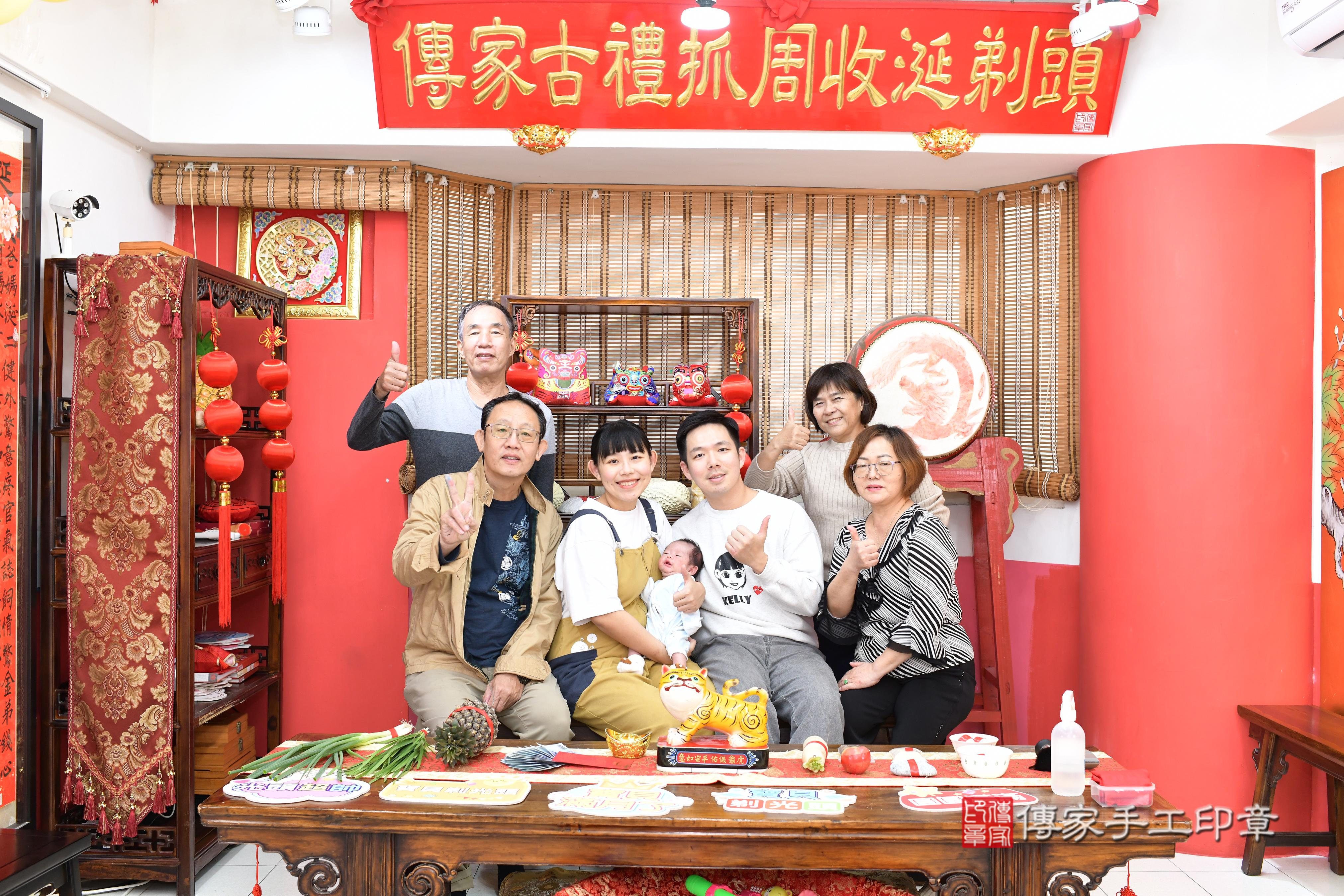 傳家手工印章高雄店、抓周、度脺、美式風會場、傳家嬰兒古禮、吉祥話、抓周道具物品24種、拍照。抓周證書。寶寶抓周、滿周歲、生日快樂、祝福