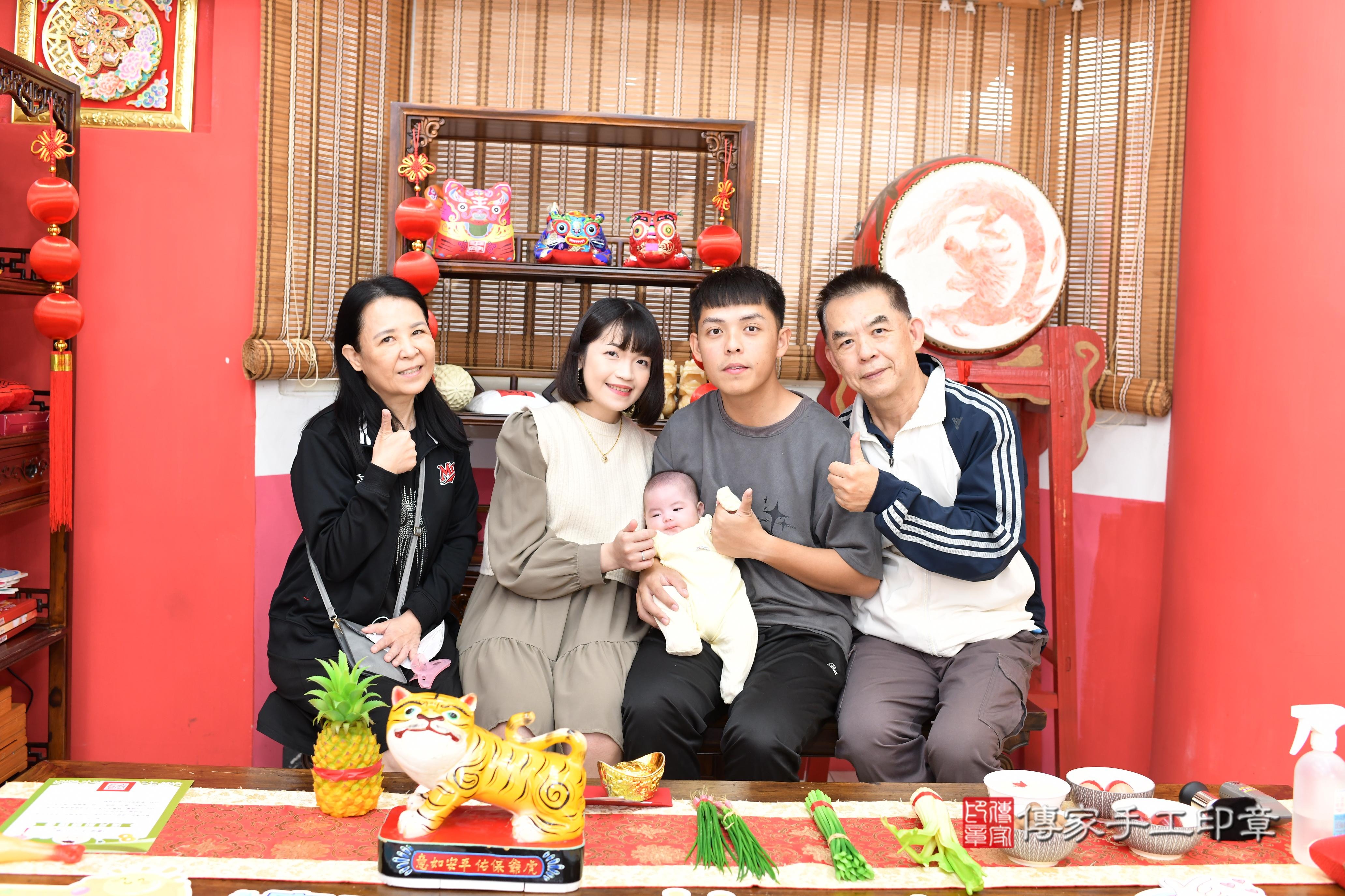 傳家手工印章高雄店、抓周、度脺、美式風會場、傳家嬰兒古禮、吉祥話、抓周道具物品24種、拍照。抓周證書。寶寶抓周、滿周歲、生日快樂、祝福