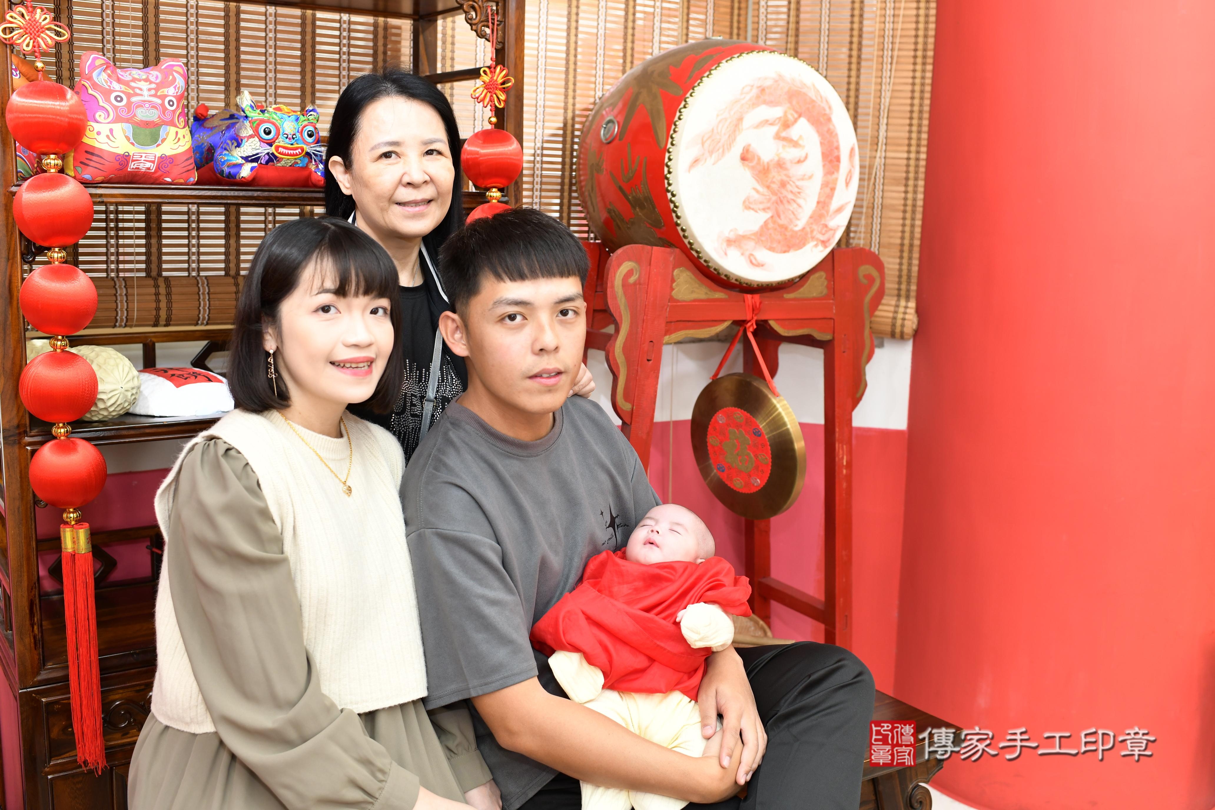 傳家手工印章高雄店、抓周、度脺、美式風會場、傳家嬰兒古禮、吉祥話、抓周道具物品24種、拍照。抓周證書。寶寶抓周、滿周歲、生日快樂、祝福