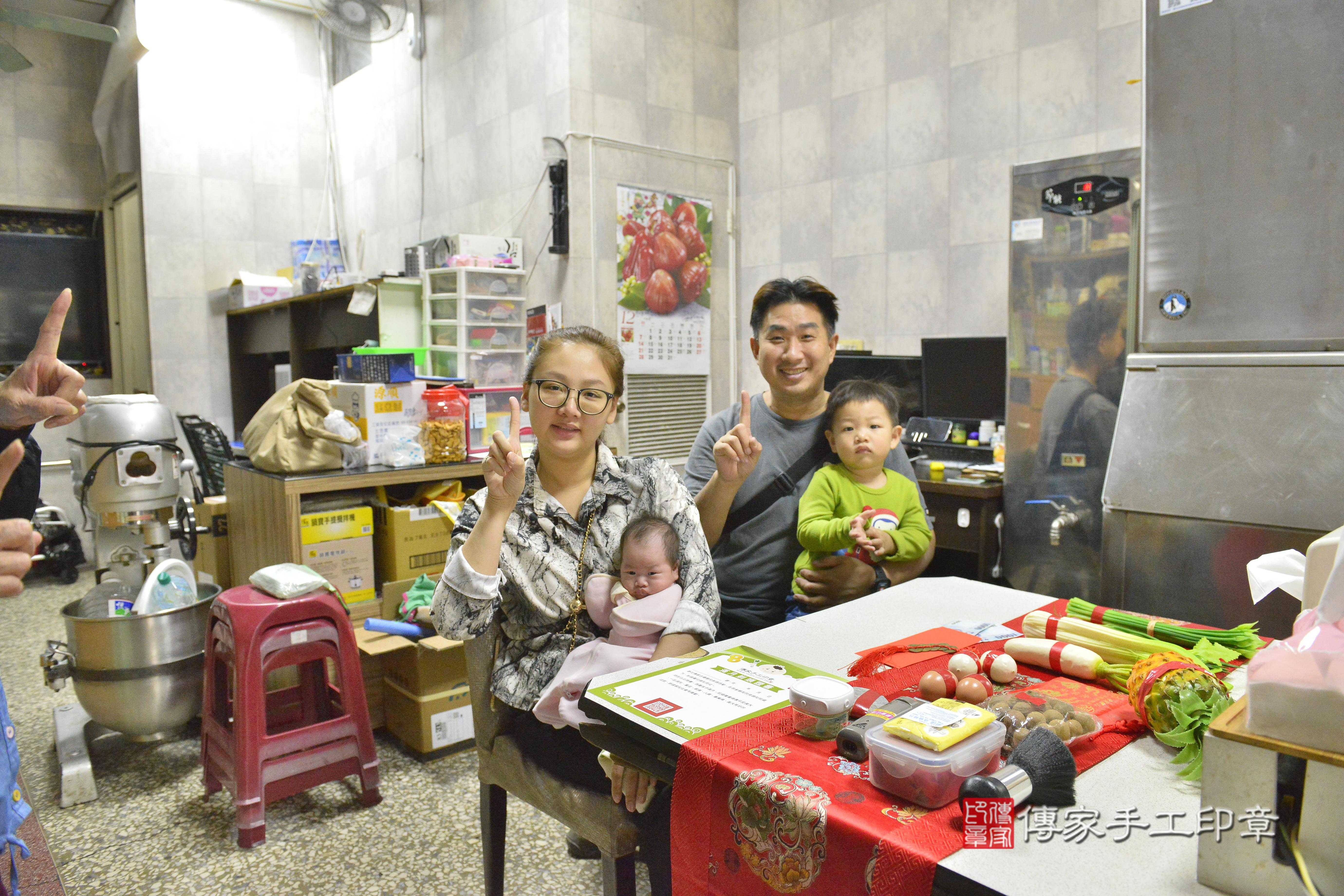 傳家手工印章高雄店、抓周、度脺、美式風會場、傳家嬰兒古禮、吉祥話、抓周道具物品24種、拍照。抓周證書。寶寶抓周、滿周歲、生日快樂、祝福 傳家手工印章高雄店、抓周、度脺、美式風會場、傳家嬰兒古禮、吉祥話、抓周道具物品24種、拍照。抓周證書。寶寶抓周、滿周歲、生日快樂、祝福