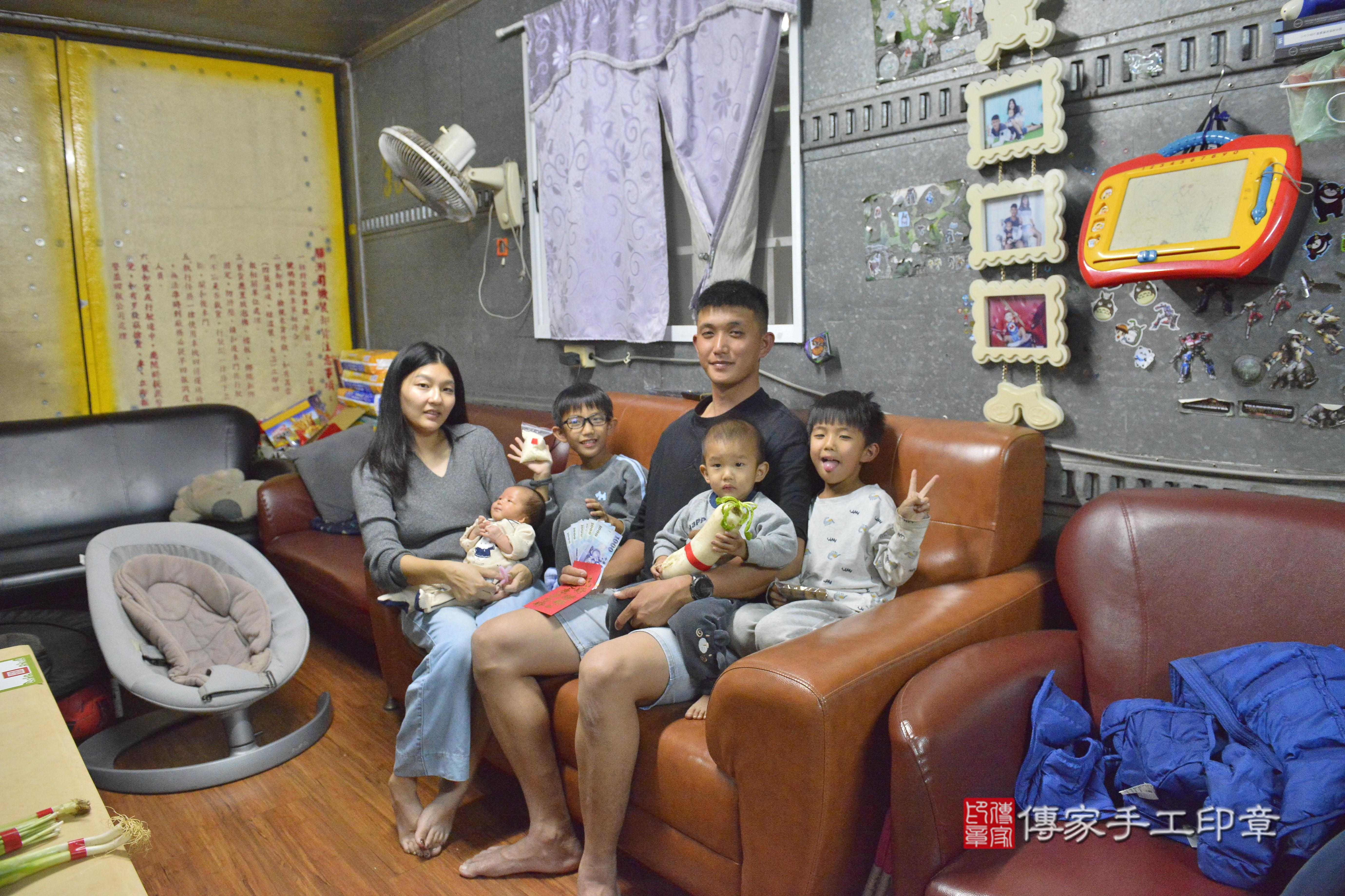 傳家手工印章高雄店、抓周、度脺、美式風會場、傳家嬰兒古禮、吉祥話、抓周道具物品24種、拍照。抓周證書。寶寶抓周、滿周歲、生日快樂、祝福 傳家手工印章高雄店、抓周、度脺、美式風會場、傳家嬰兒古禮、吉祥話、抓周道具物品24種、拍照。抓周證書。寶寶抓周、滿周歲、生日快樂、祝福