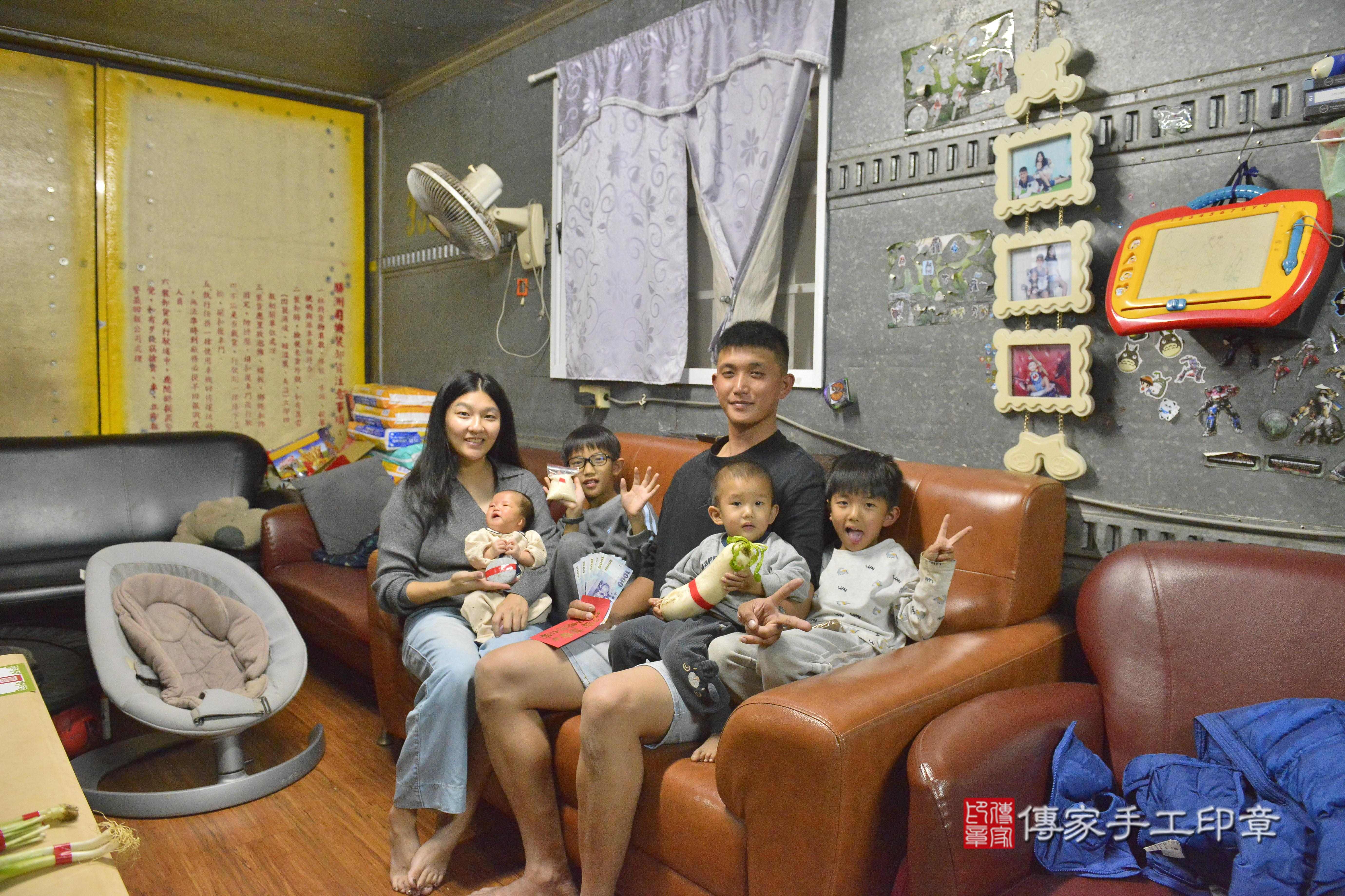 傳家手工印章高雄店、抓周、度脺、美式風會場、傳家嬰兒古禮、吉祥話、抓周道具物品24種、拍照。抓周證書。寶寶抓周、滿周歲、生日快樂、祝福 傳家手工印章高雄店、抓周、度脺、美式風會場、傳家嬰兒古禮、吉祥話、抓周道具物品24種、拍照。抓周證書。寶寶抓周、滿周歲、生日快樂、祝福