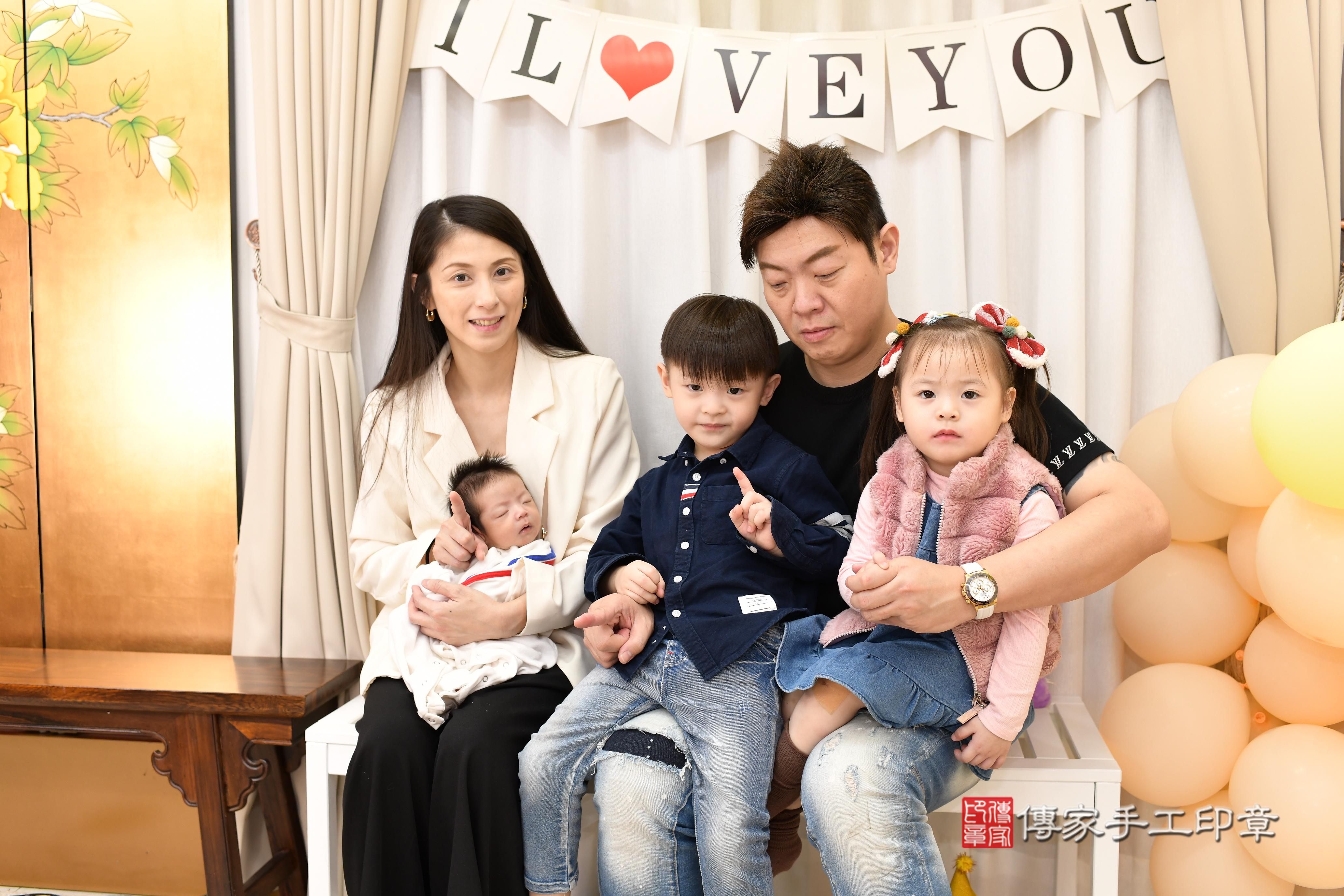 傳家手工印章高雄店、抓周、度脺、美式風會場、傳家嬰兒古禮、吉祥話、抓周道具物品24種、拍照。抓周證書。寶寶抓周、滿周歲、生日快樂、祝福