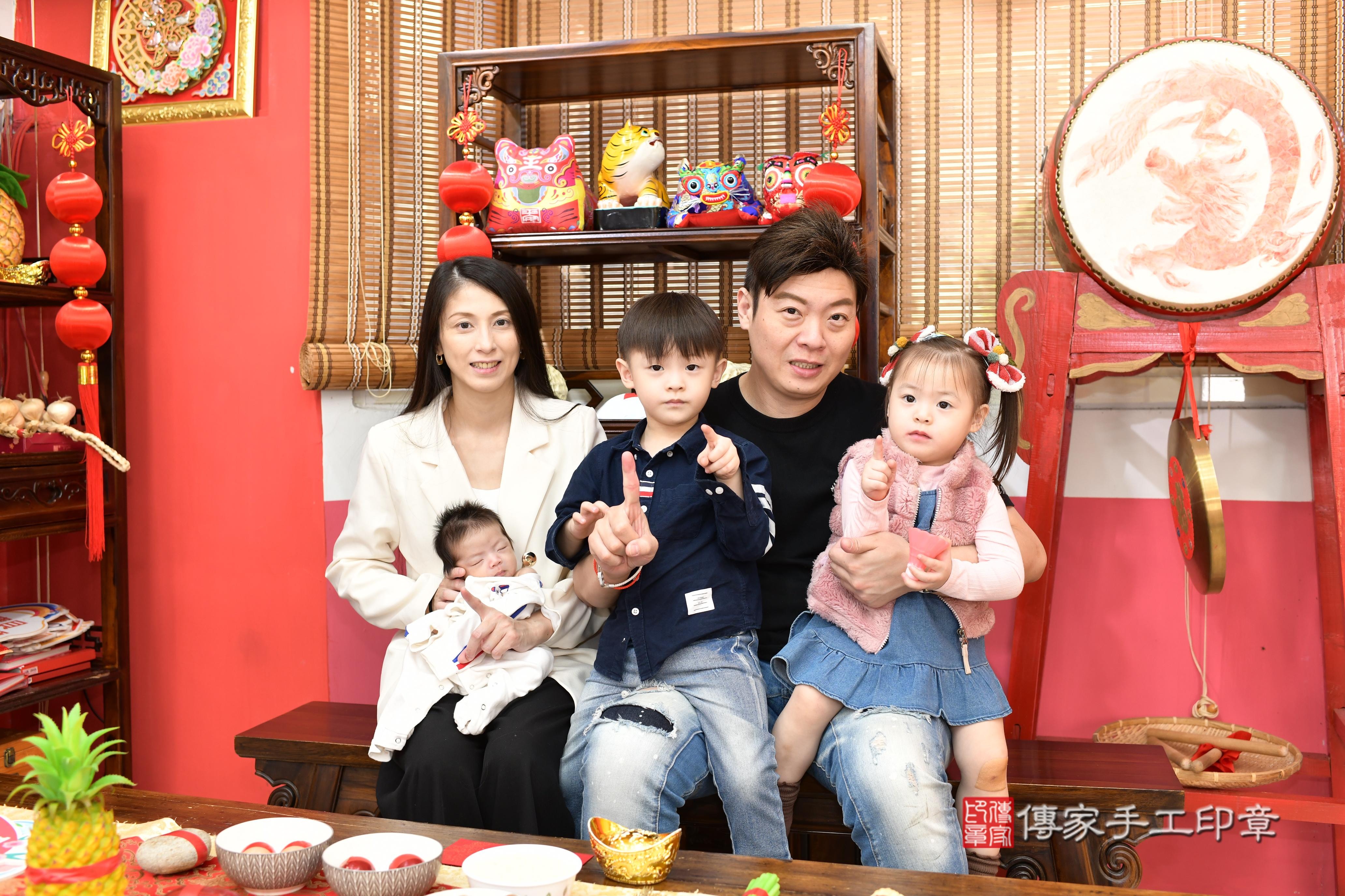 傳家手工印章高雄店、抓周、度脺、美式風會場、傳家嬰兒古禮、吉祥話、抓周道具物品24種、拍照。抓周證書。寶寶抓周、滿周歲、生日快樂、祝福