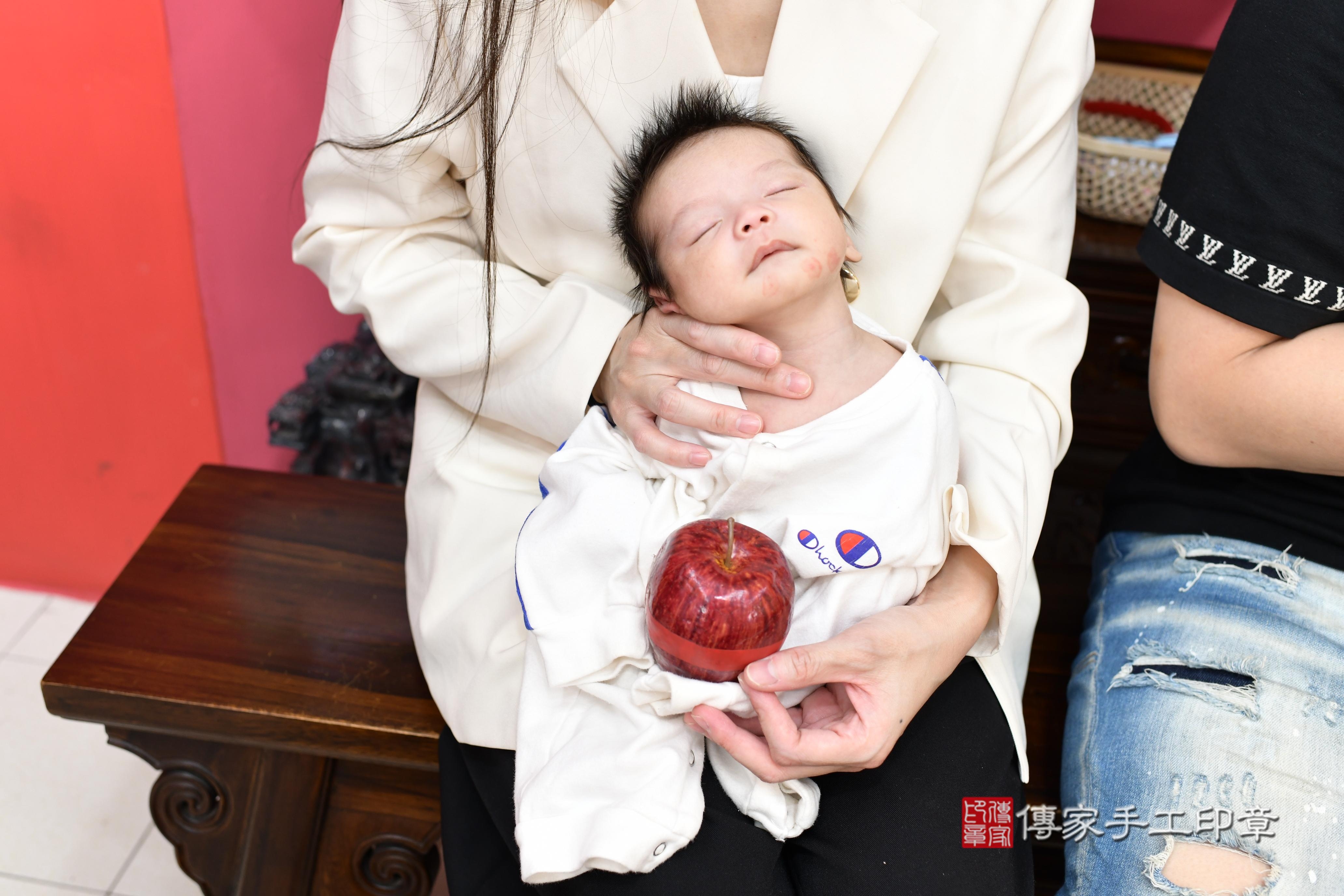 傳家手工印章高雄店、抓周、度脺、美式風會場、傳家嬰兒古禮、吉祥話、抓周道具物品24種、拍照。抓周證書。寶寶抓周、滿周歲、生日快樂、祝福